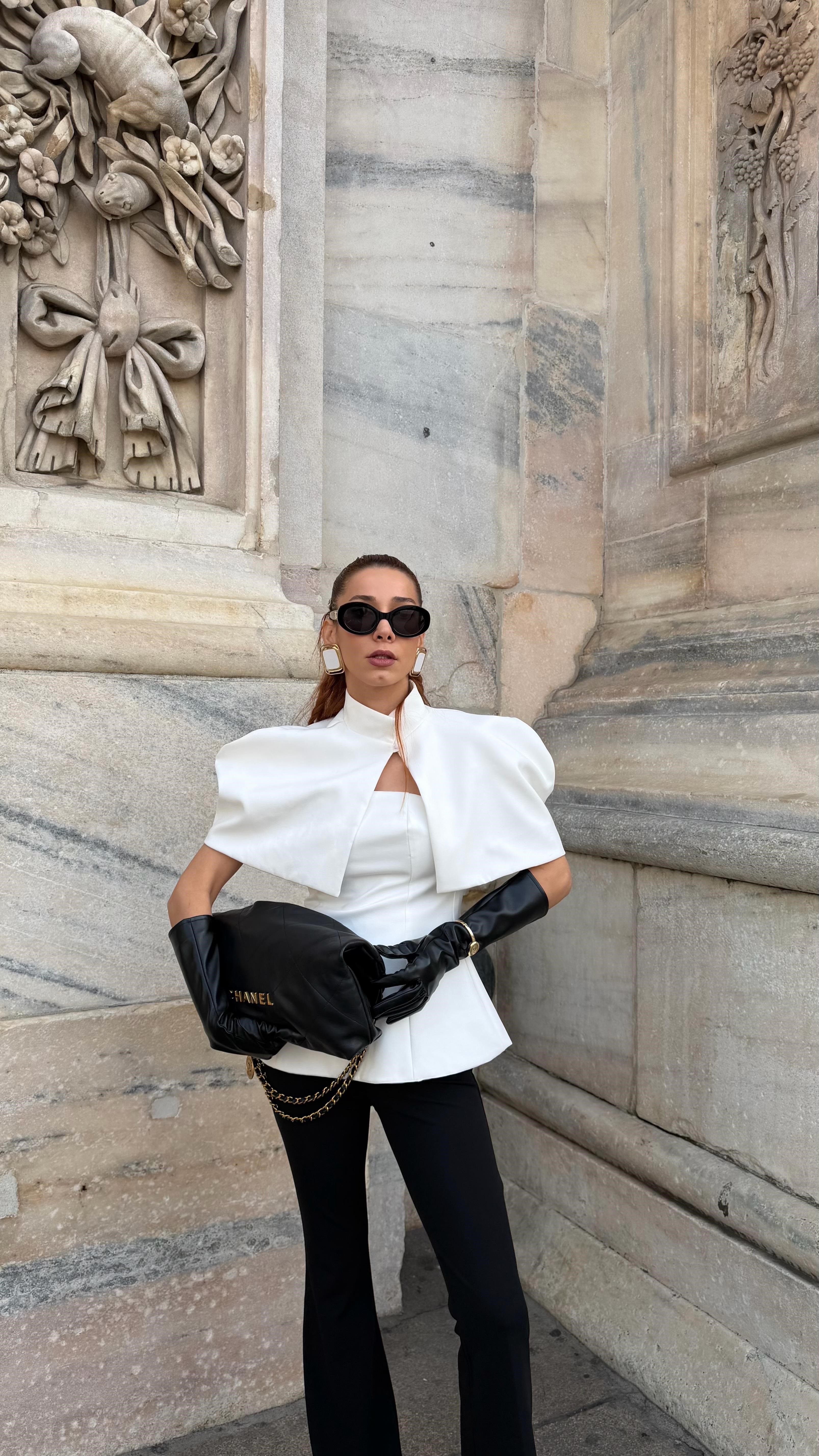 Beyaz Pelerin Detaylı Bluz