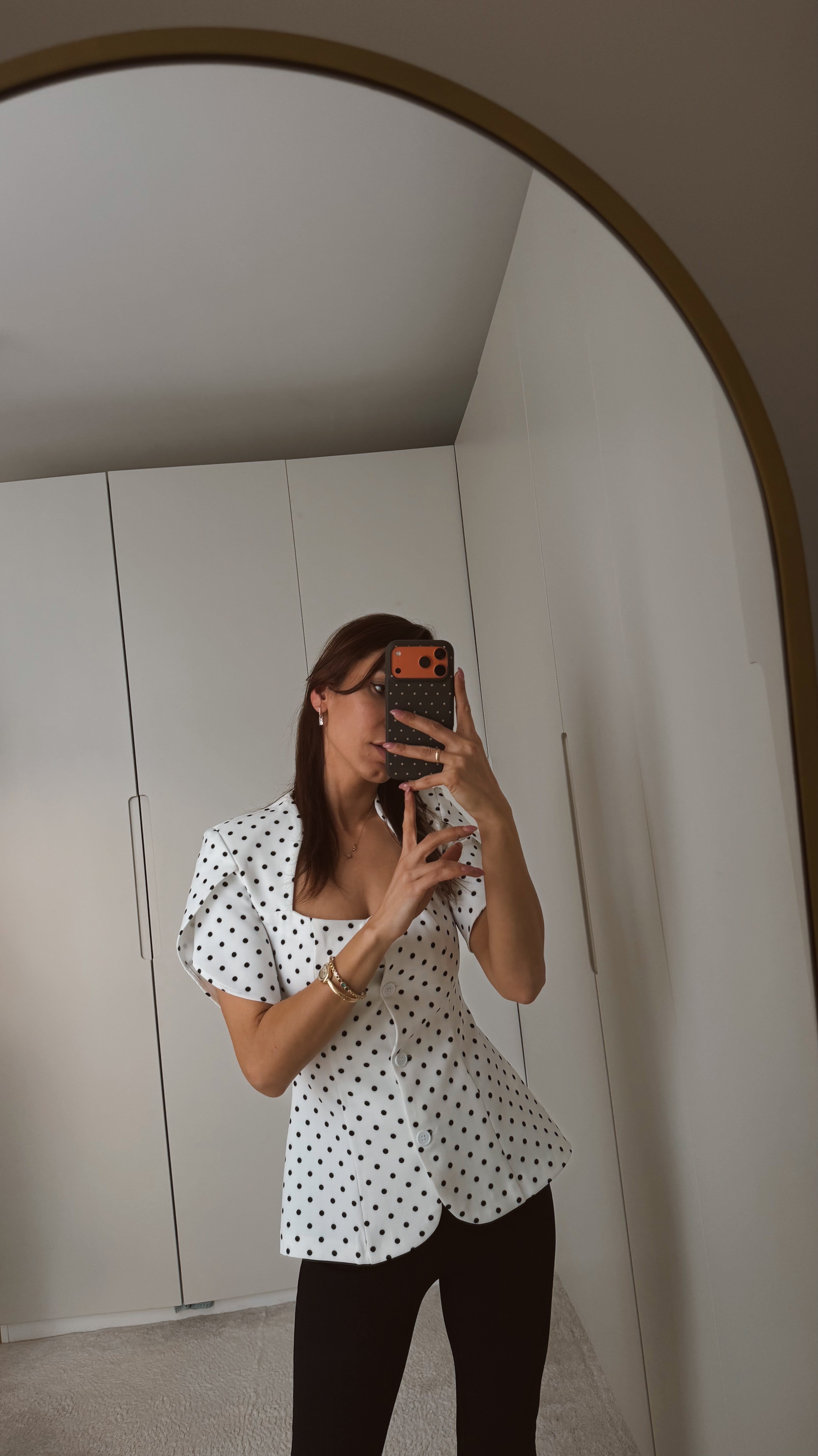 BEYAZ PUANTİYELİ VATKALI KARE YAKA BLUZ