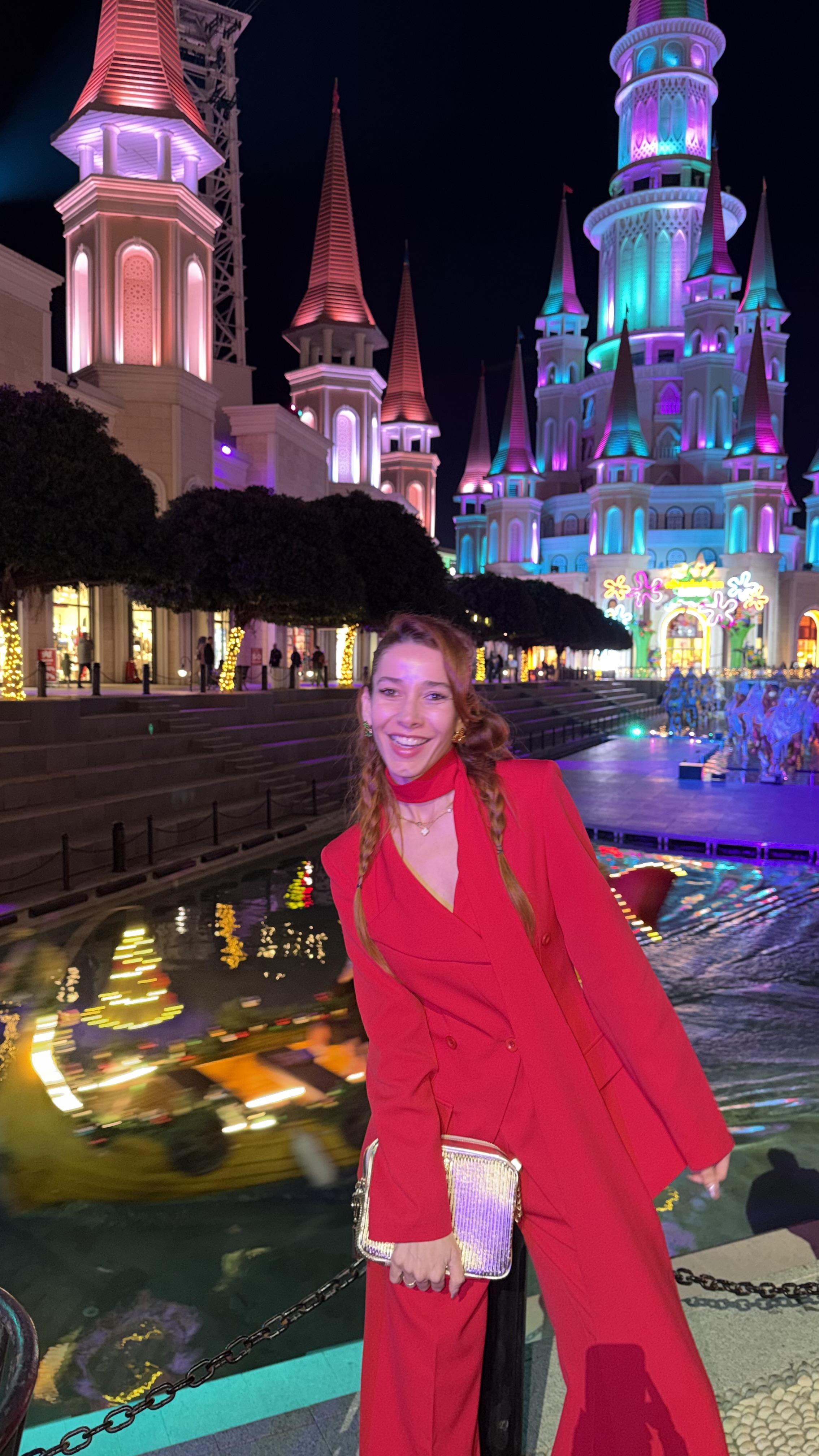 Kırmızı Belden Oturtma Ceket Palazzo Takım Şal Aksesuarlı 