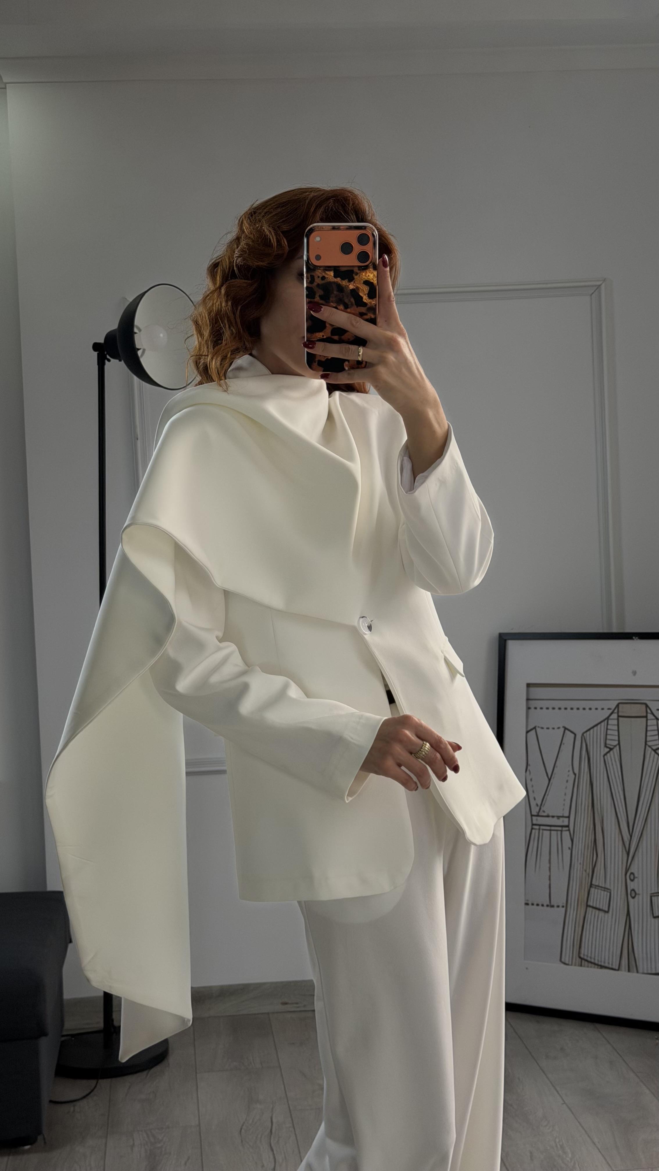 Pelerin Detaylı Blazer Beyaz