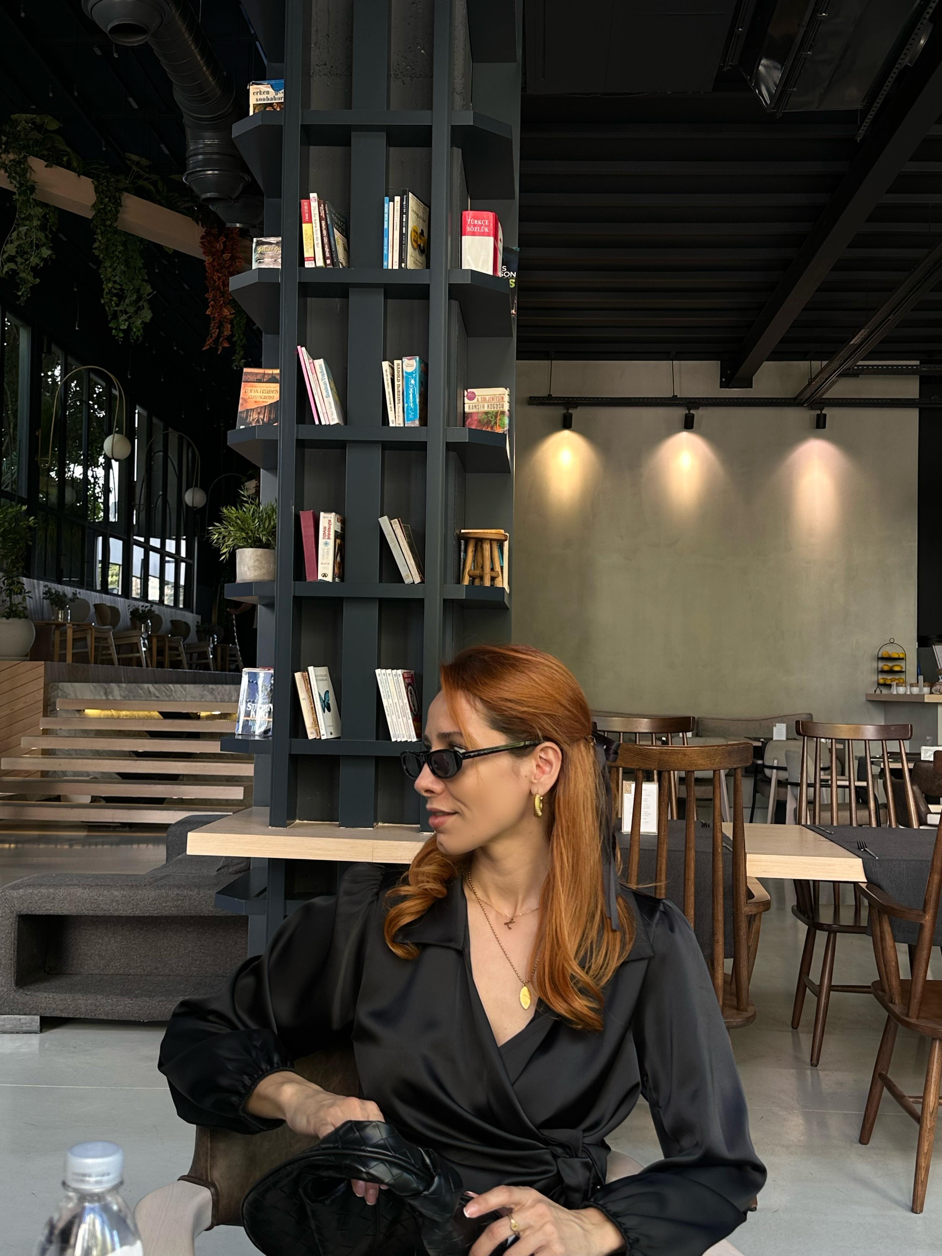 Siyah Kruvaze Saten Gömlek