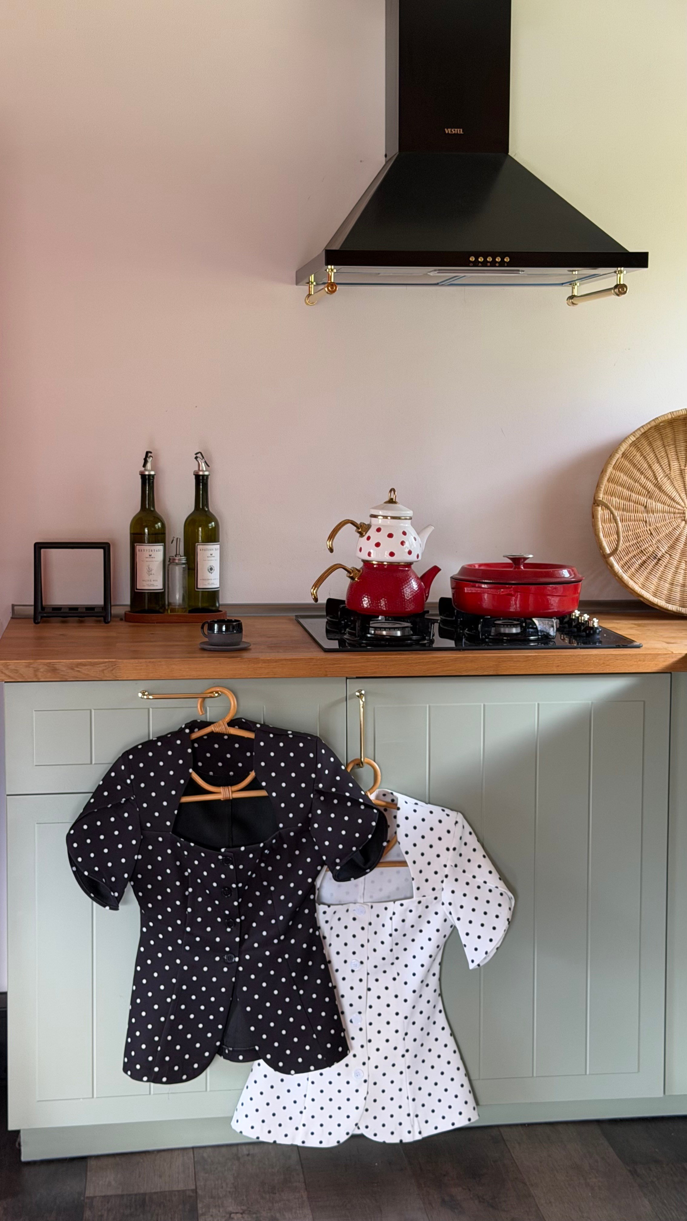 SİYAH PUANTİYELİ VATKALI KARE YAKA BLUZ