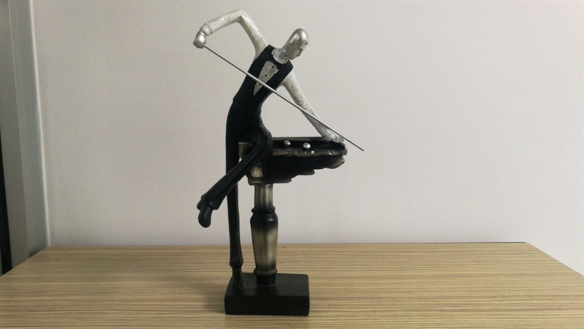 Bilardo Oynayan Adam (32 cm)