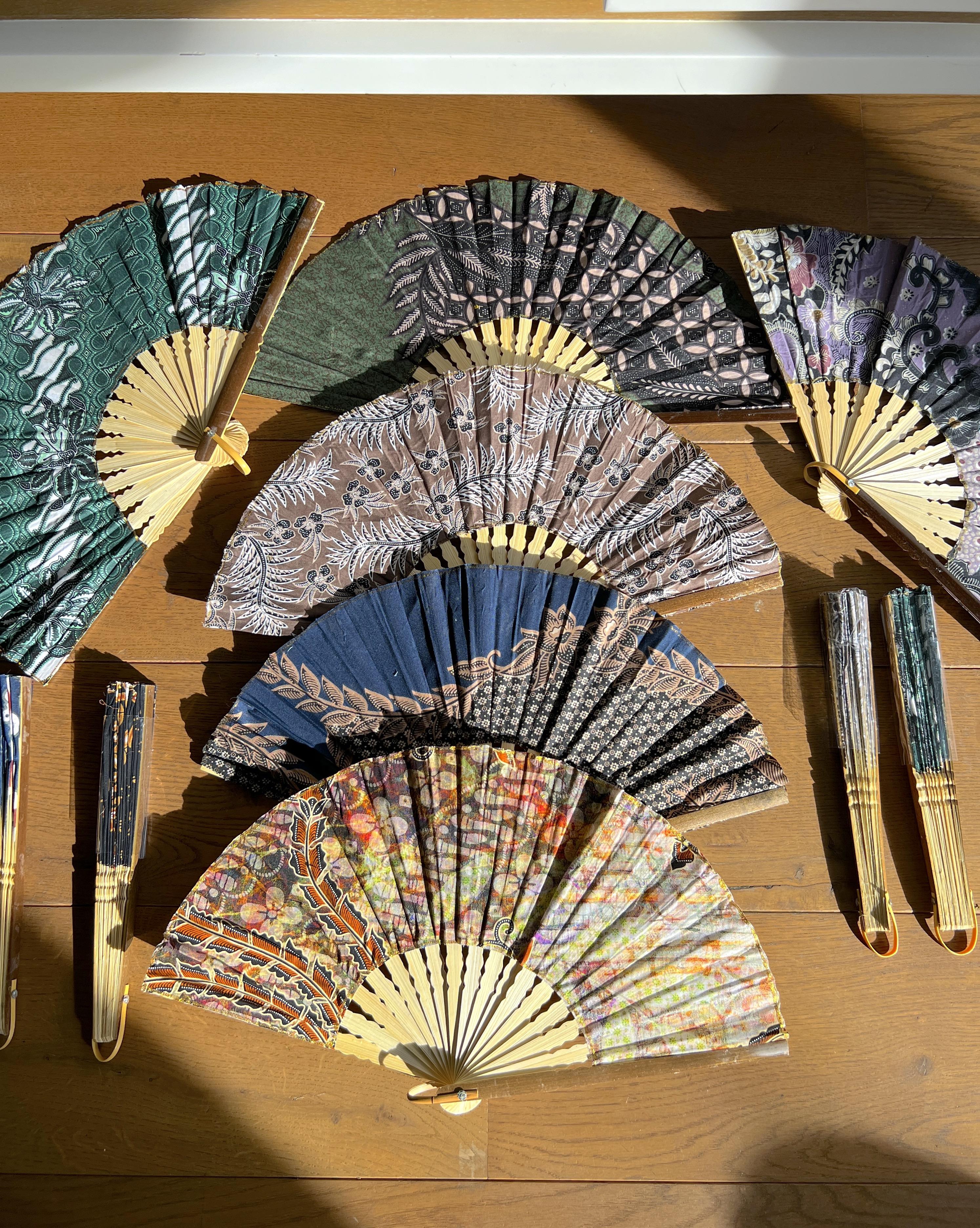 El Yapımı Ahşap Yelpaze Endonezya Batik Kumaş  -10 adet Büyük Boy 27 cm - Miamantra