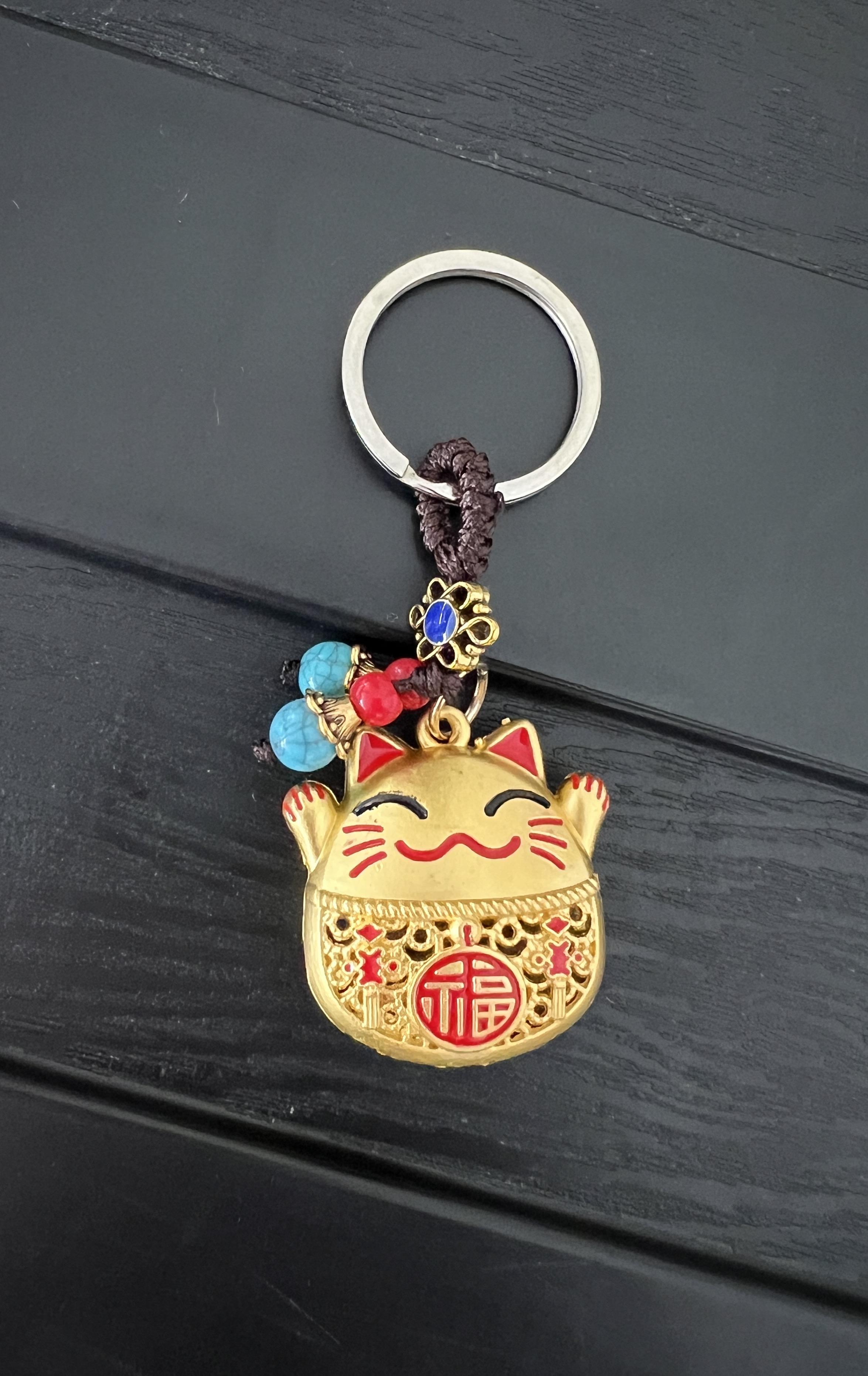 Feng Shui Bereket ve Şans Kedisi Anahtarlığı (Maneki Neko Kırmızı Detaylı Gold Anahtarlık) - Miamantra