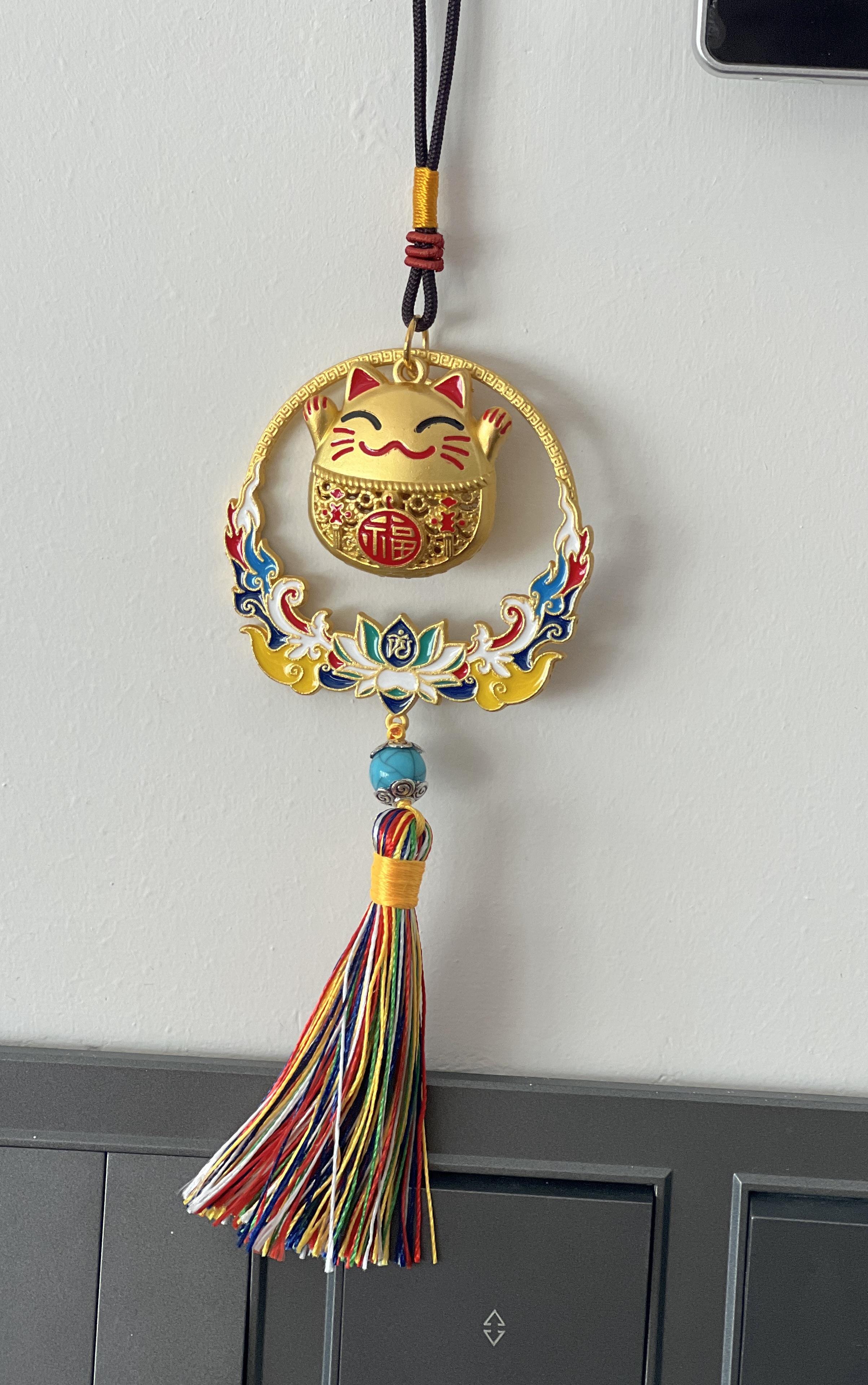 Feng Shui Bereket ve Şans Kedisi Asılabilir Dekor /Maneki Neko Kırmızı Detaylı Gold Araba Aynası Süsü - Miamantra