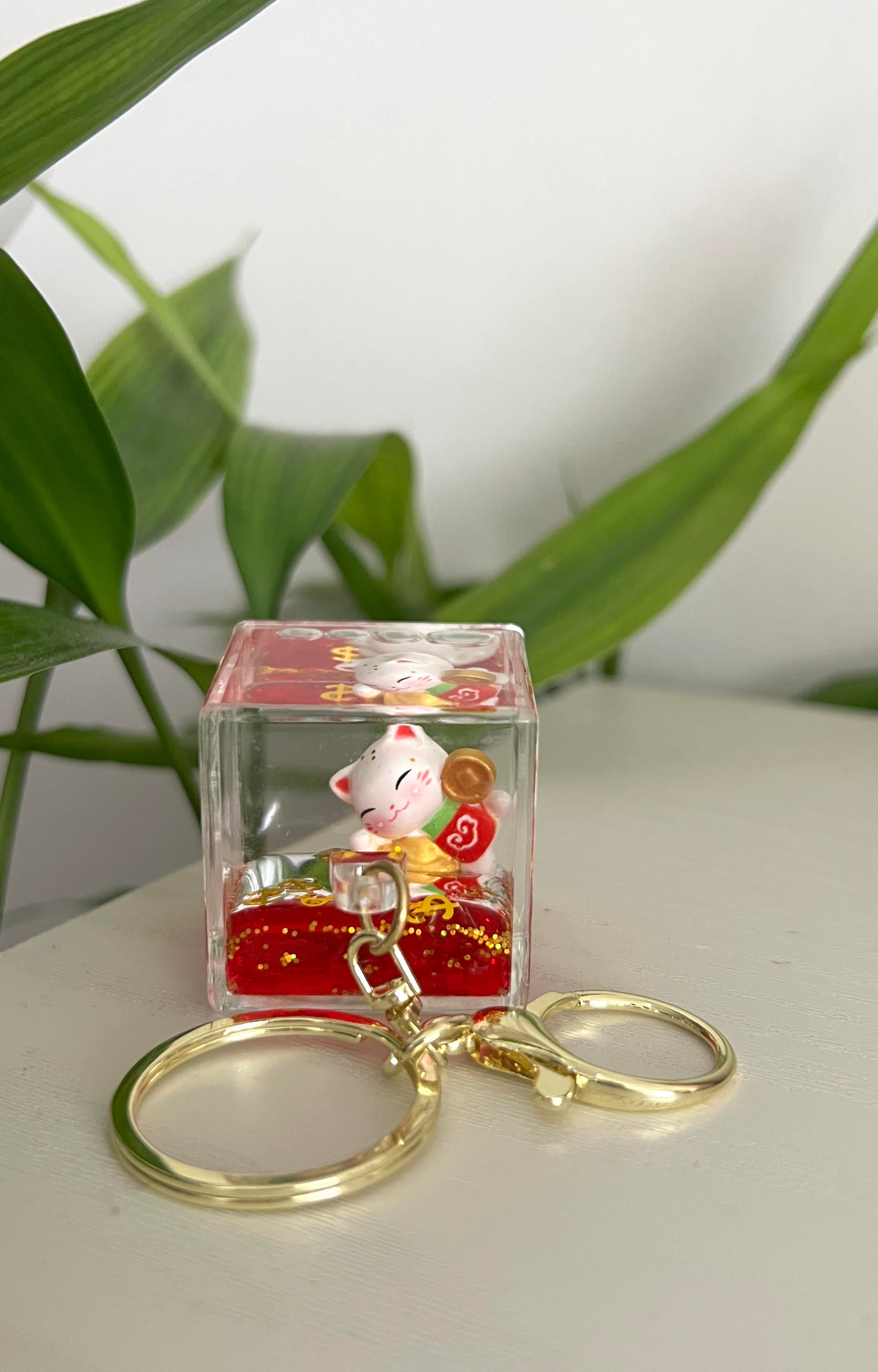 Feng Shui Şans ve Bereket Kedisi Figürlü Sulu Anahtarlık / Çanta Süsü Patili Kedi Model 2(Maneki Neko) - Miamantra