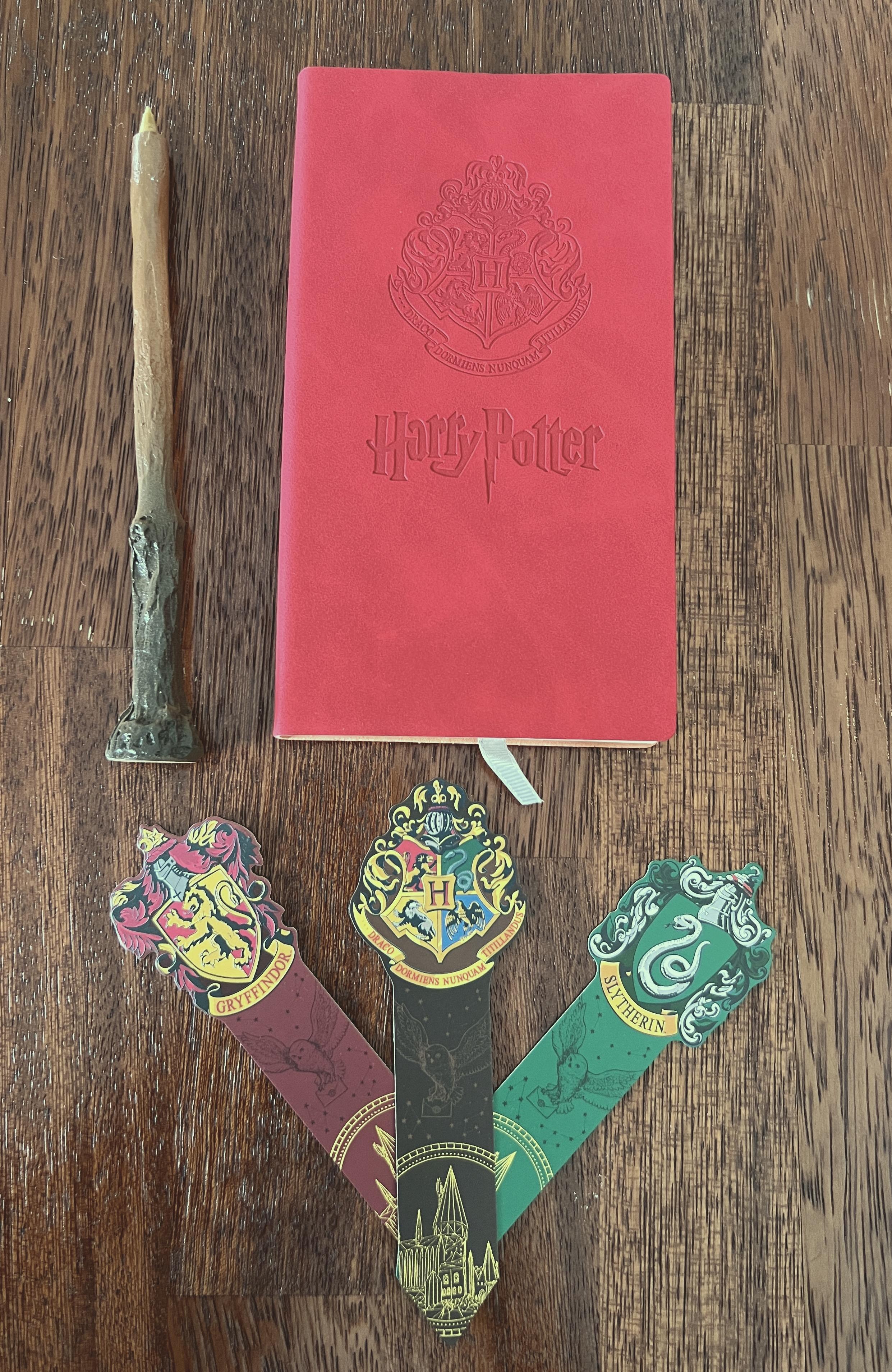 Harry Potter Temalı Hediye Seti /Harry Potter İşlemeli Deri Defter, Asa Şeklinde Kalem ve 3 Adet Kitap Ayracı Seti-Model 2 - Miamantra