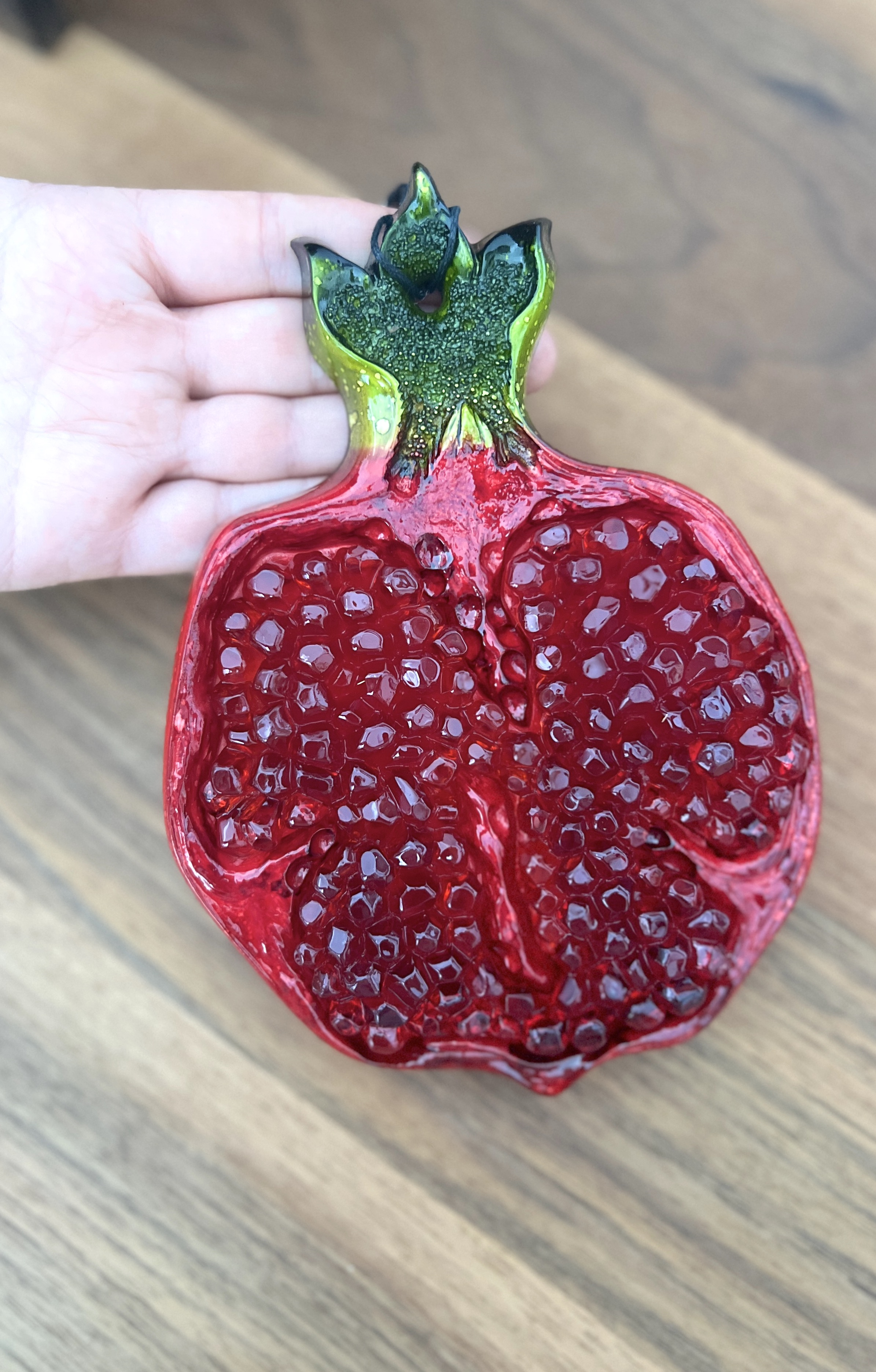 Reçine Malzemeden Cam Görünümlü Nar Şeklinde Bereket Duvar Süsü /Nar Şeklinde Nazarlık Dekor - Miamantra