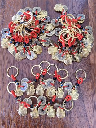 50  adet Feng Shui Bereket ve Şans Kedisi Anahtarlığı (Maneki Neko Figürlü Anahtarlık) (50'li) Hediyelik / Nikah şekeri Hediyesi / Düğün Hediyesi - Miamantra