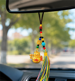 Feng Shui Bereket ve Şans Kedisi Asılabilir Dekor /Maneki Neko Gold Püsküllü Araba Aynası Süsü - Miamantra