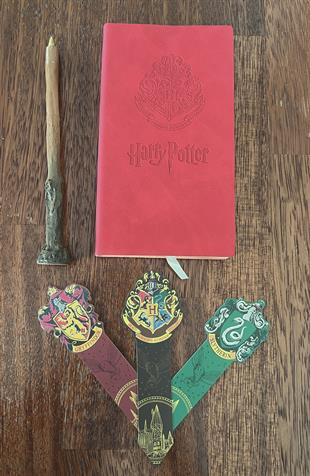 Harry Potter Temalı Hediye Seti /Harry Potter İşlemeli Deri Defter, Asa Şeklinde Kalem ve 3 Adet Kitap Ayracı Seti-Model 2 - Miamantra