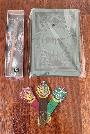 Harry Potter Temalı Hediye Seti /Harry Potter İşlemeli Deri Defter, Asa Şeklinde Kalem ve 3 Adet Kitap Ayracı Seti-Model 1 - Miamantra
