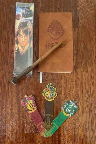 Harry Potter Temalı Hediye Seti /Harry Potter İşlemeli Deri Defter, Asa Şeklinde Kalem ve 3 Adet Kitap Ayracı Seti-Model 3 - Miamantra