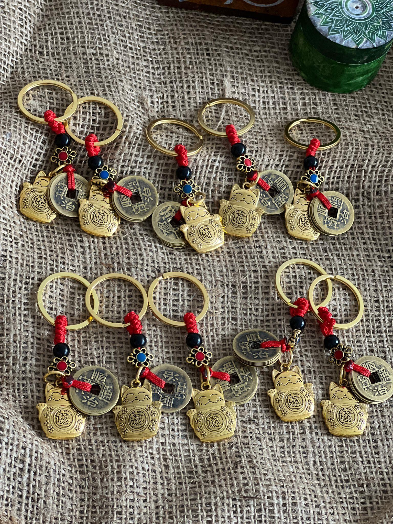 10'lu Feng Shui Bereket ve Şans Kedisi Anahtarlığı (Maneki Neko Figürlü Anahtarlık) (10 Adet) - Miamantra
