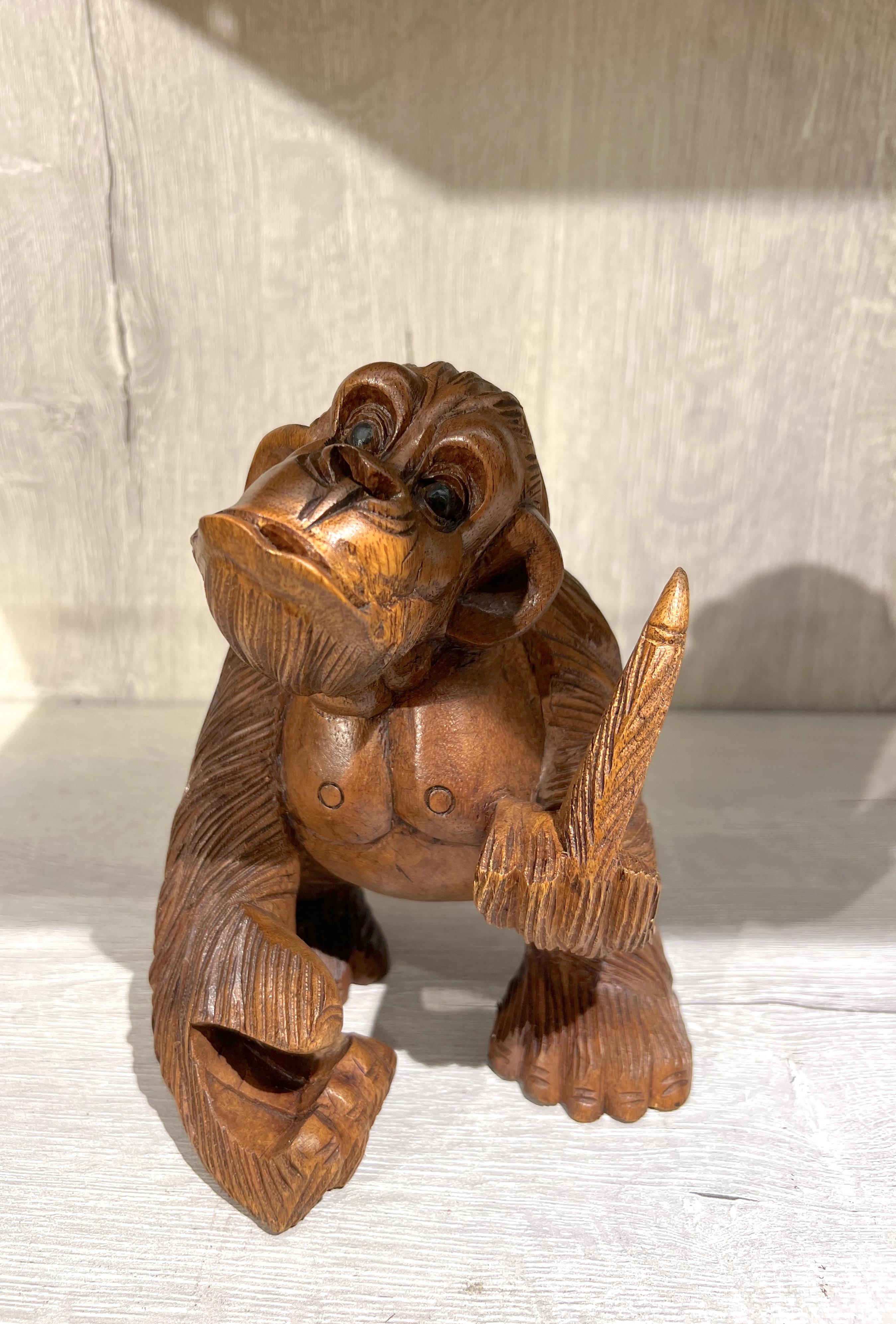 Ahşap İşaret Yapan Goril Biblo - 15 cm - Miamantra
