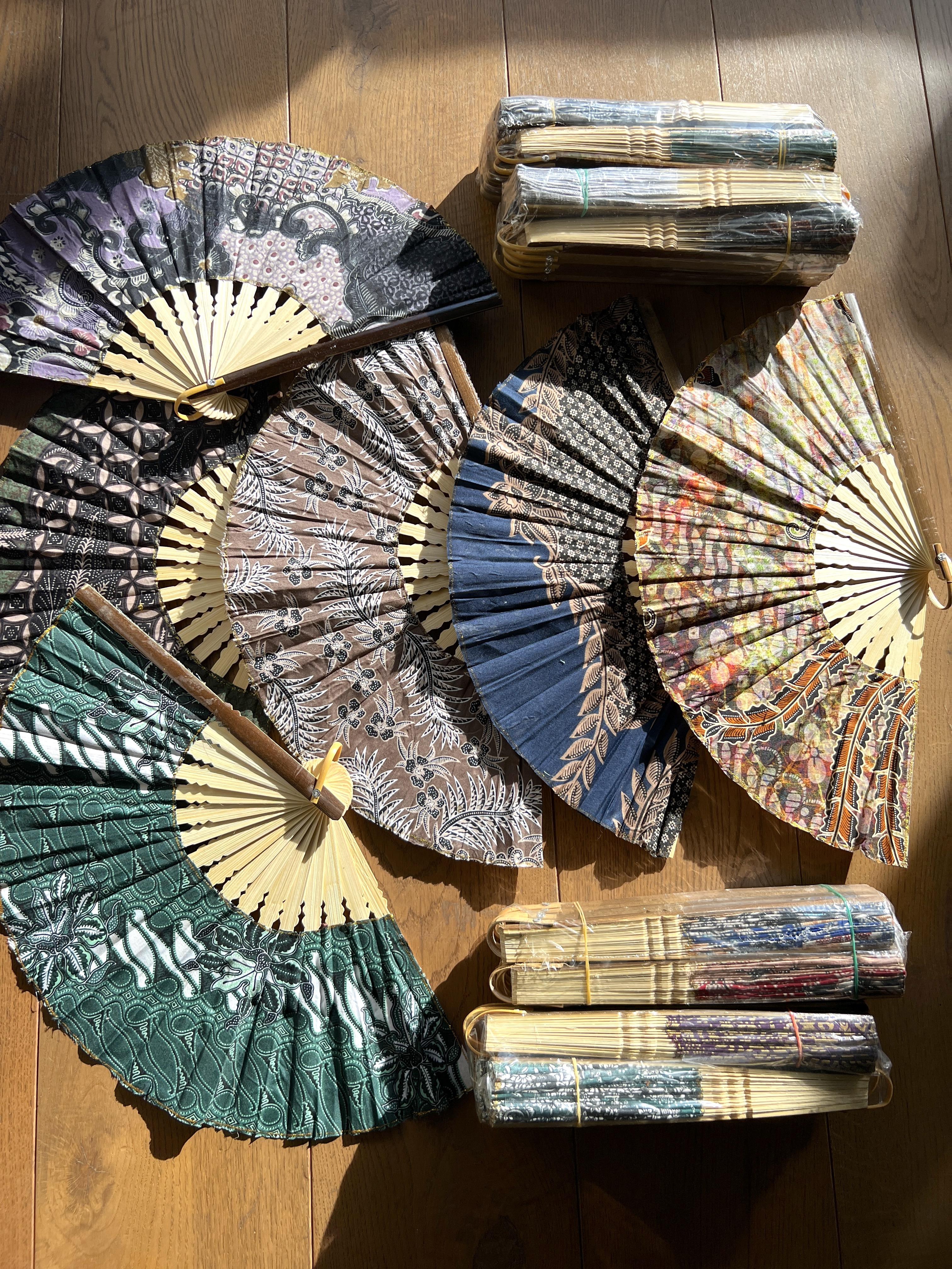El Yapımı Ahşap Yelpaze Endonezya Batik Kumaş  -50 adet Büyük Boy 27 cm - Miamantra