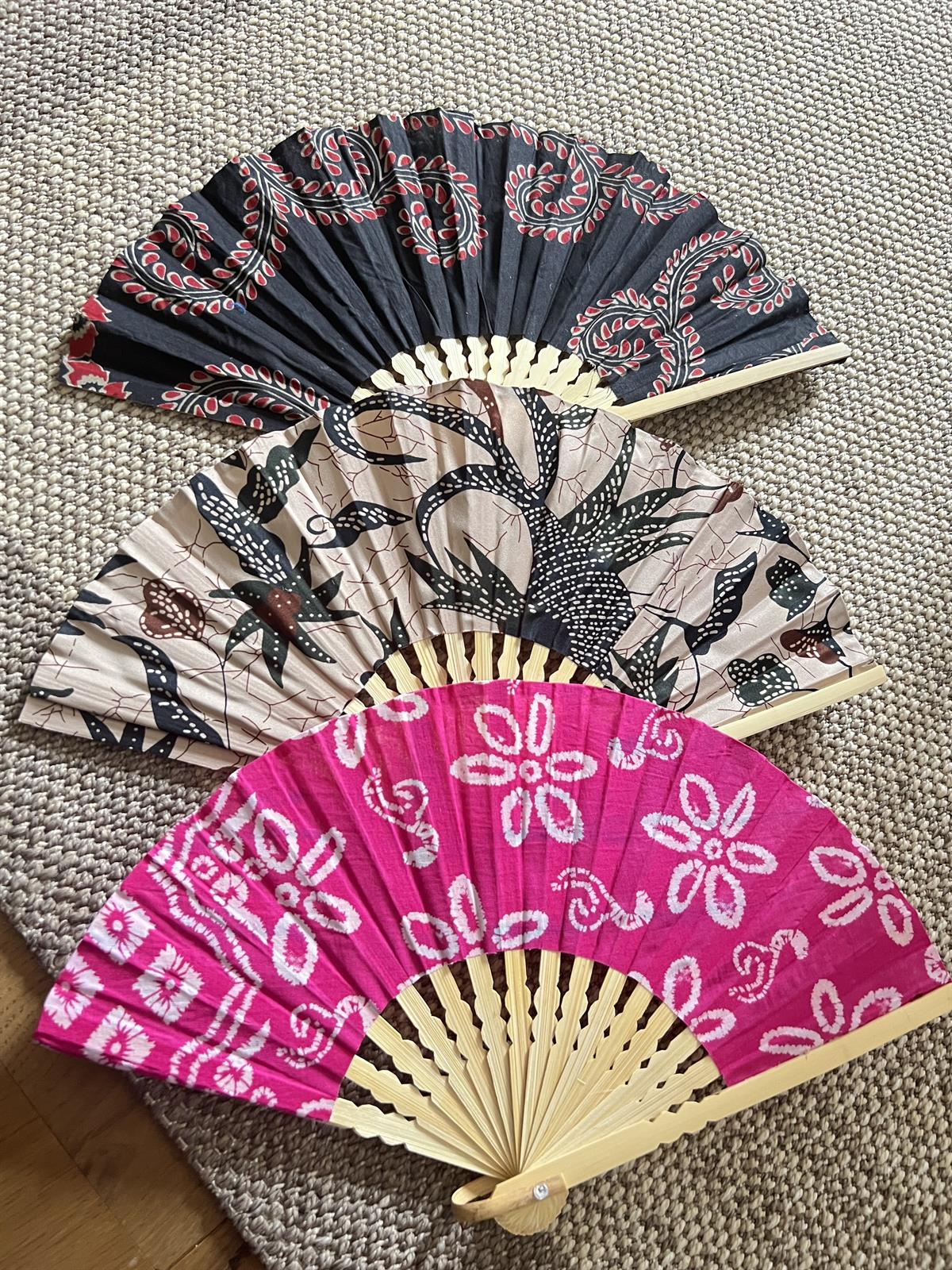 Endonezya Batik Kumaş El Yapımı Ahşap Yelpaze -Büyük Boy 27 cm - Miamantra