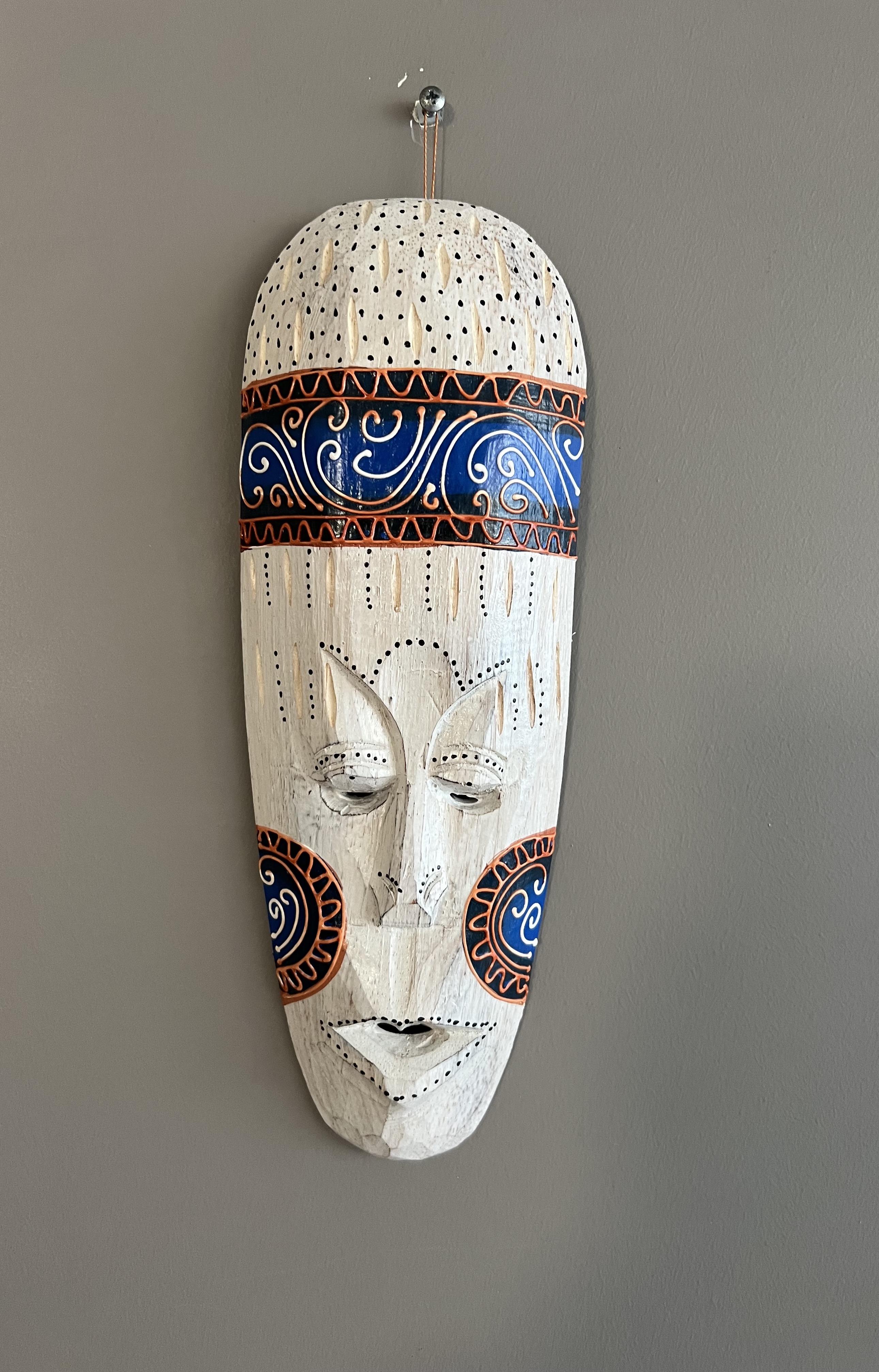 Eskitme Beyaz Mavi Boyalı Ahşap Totem Maske Duvar Dekoru -30 cm - Miamantra