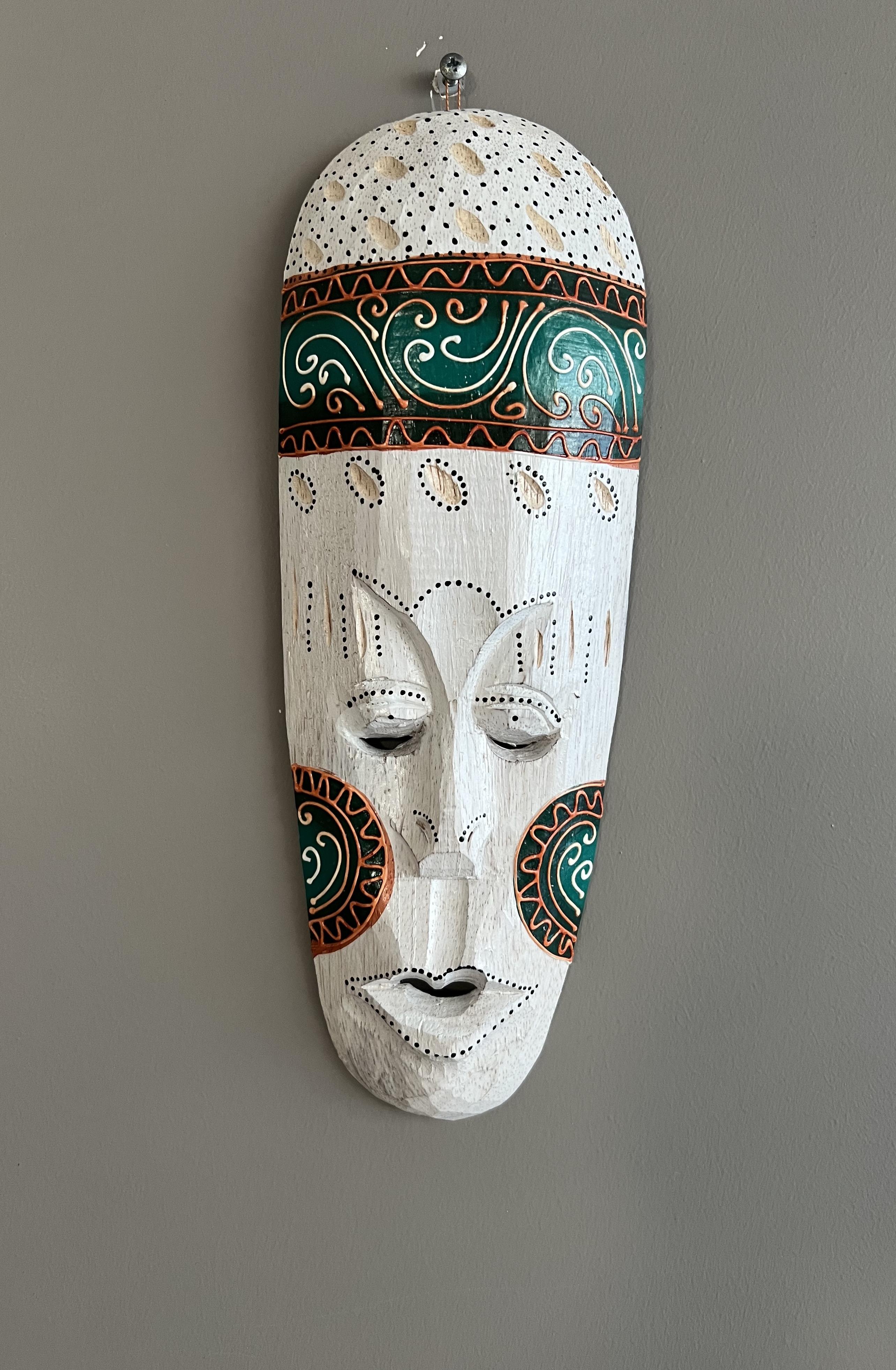 Eskitme Beyaz Yeşil Boyalı Ahşap Totem Maske Duvar Dekoru -30 cm - Miamantra