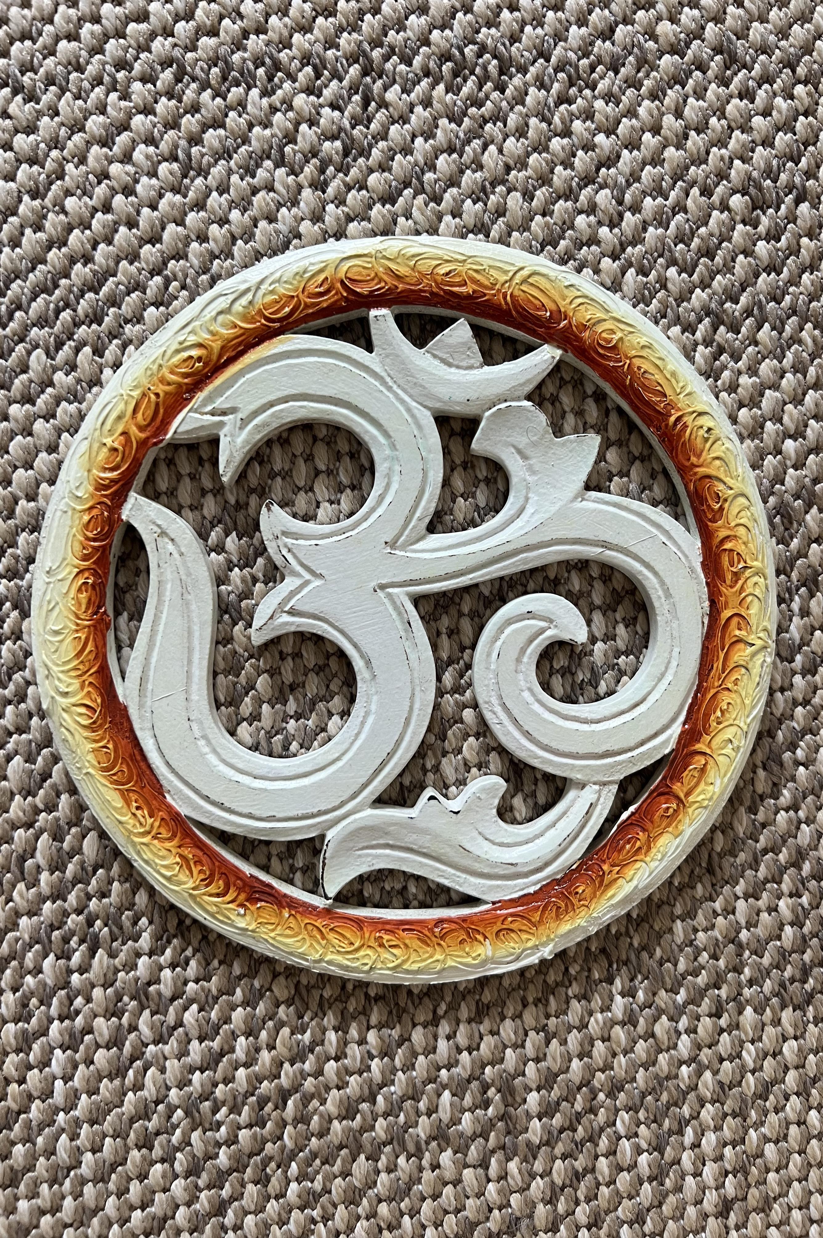 Om Sembolü Şeklinde Krem Eskitme Boyalı Ahşap Duvar Dekoru - Miamantra