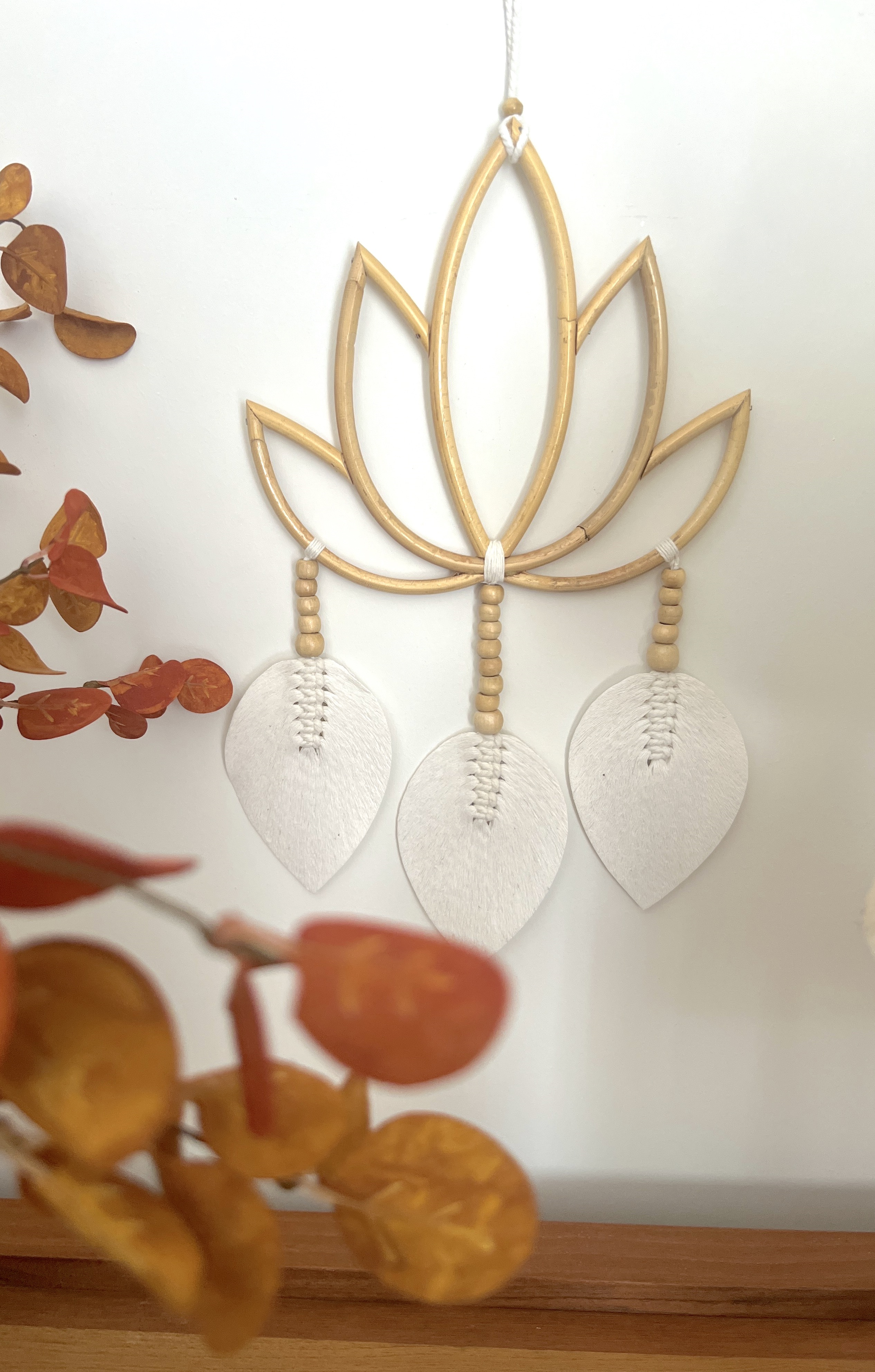 Rattan Kasnaklı Ahşap Boncuklu Beyaz Lotus Çiçeği Şeklinde Rüya Kapanı/Düş Kapanı/Dreamcatcher - Miamantra