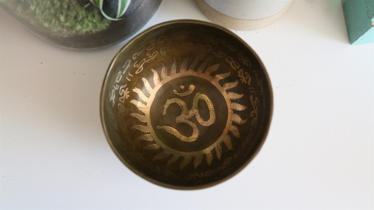 Tibet Ses Çanağı - Om Motifli Pirinç Dövme - 16 cm çap