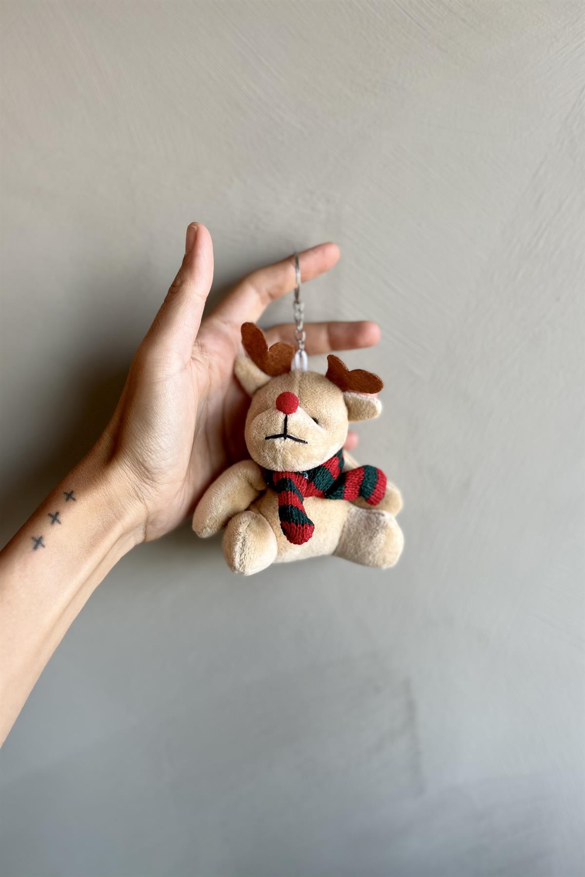Yılbaşı Temalı Elbiseli Sevimli Peluş Geyik Model Bej Anahtarlık , Çanta Aksesuarı Hediyelik (12 cm) - Miamantra