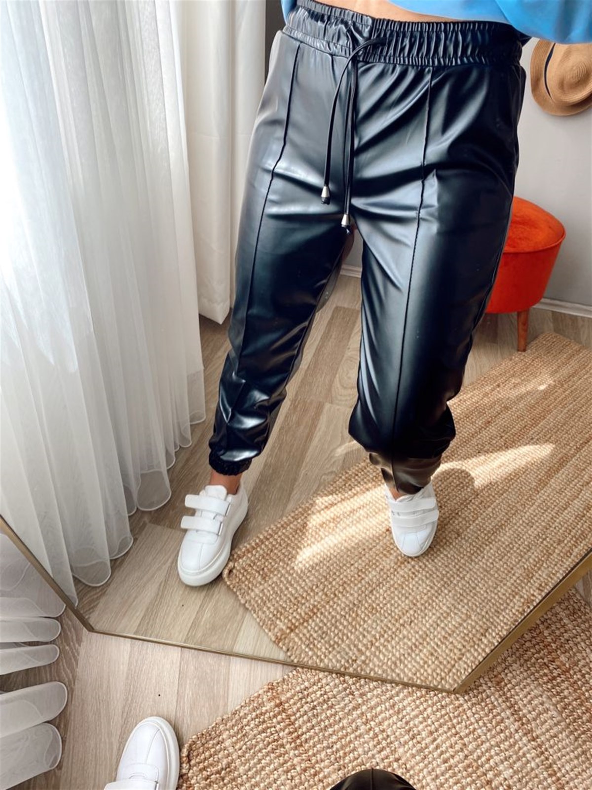 Paçası lastıkli yumuşak deri pantalon