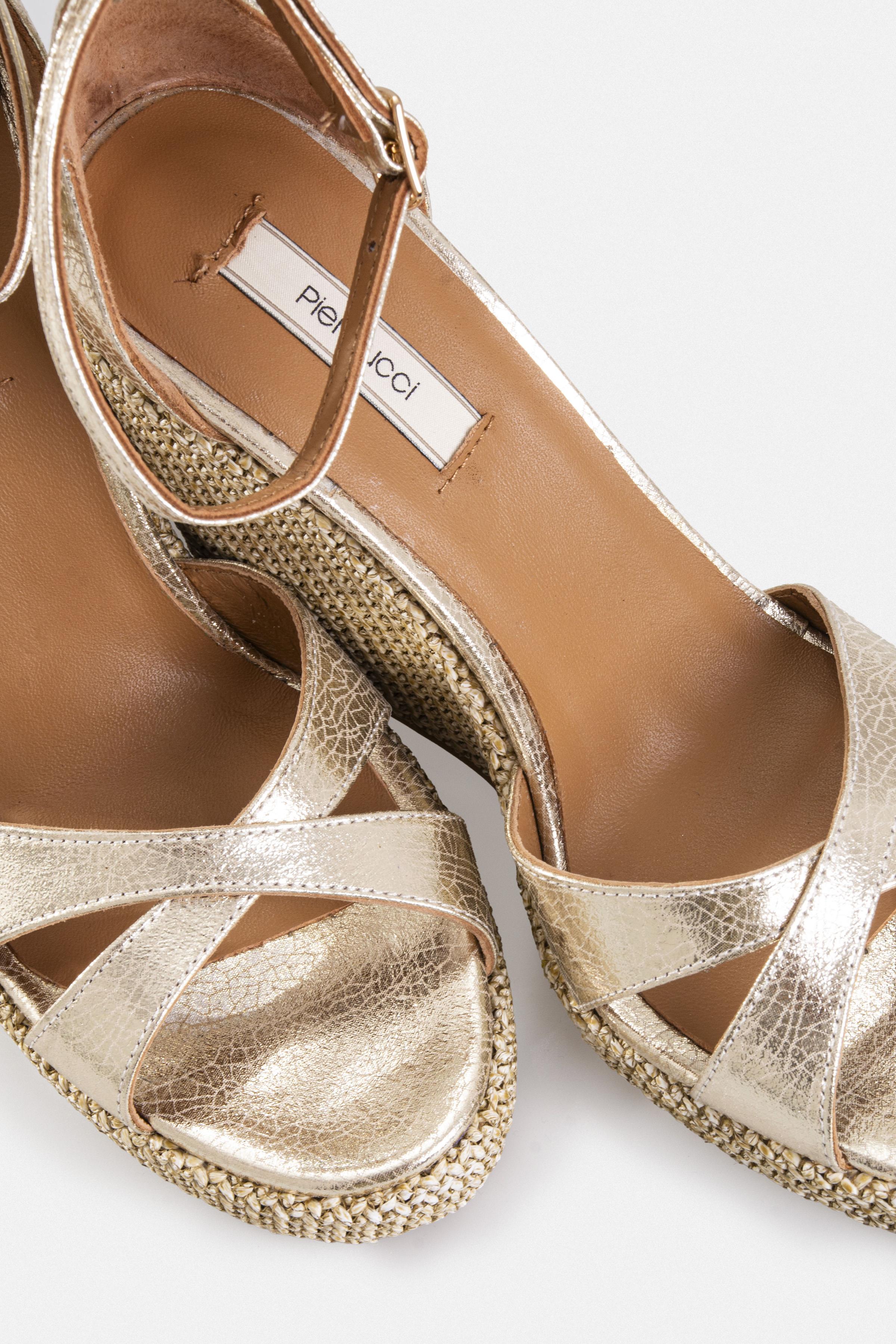 Kadın Dolgu Topuklu Sandalet