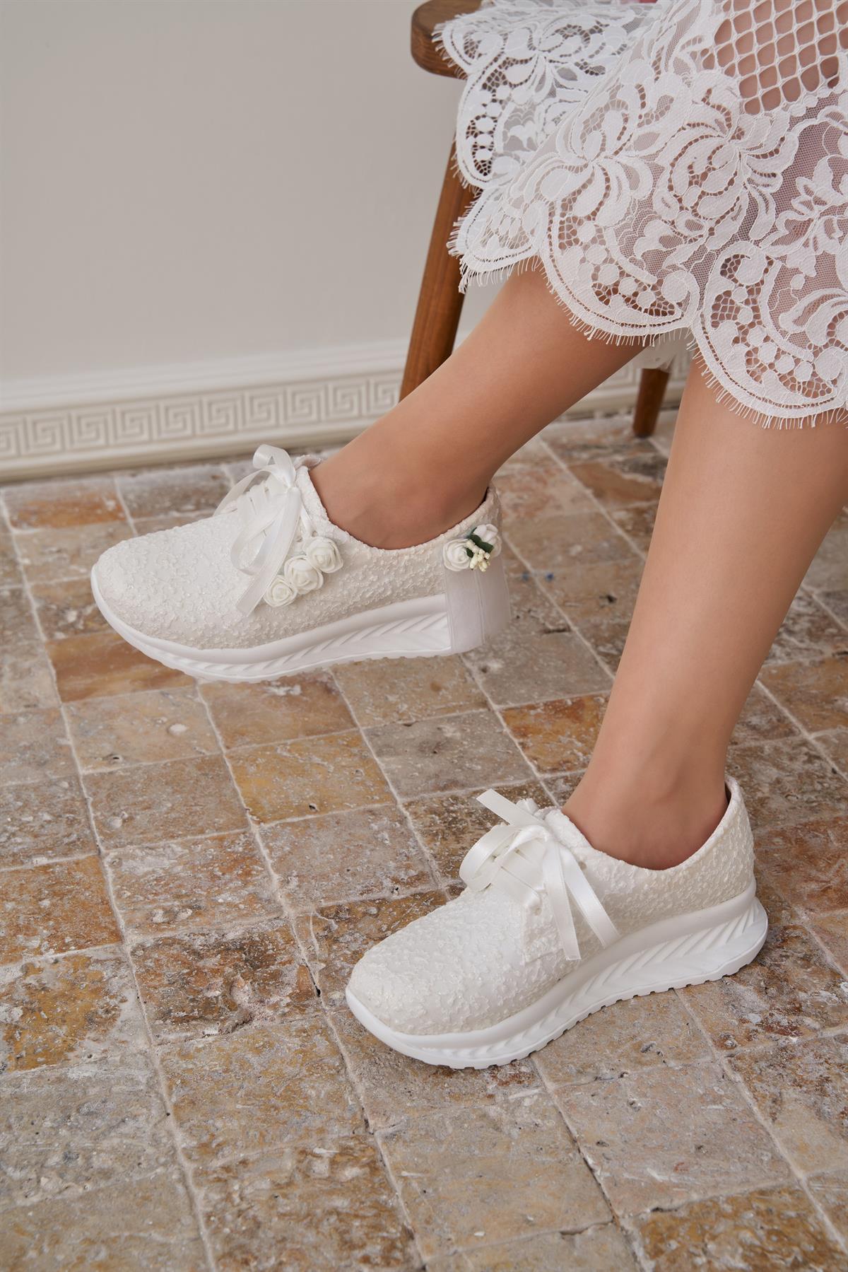 Perla Kadın Beyaz Gül Detaylı Spor Gelinlik Ayakkabısı