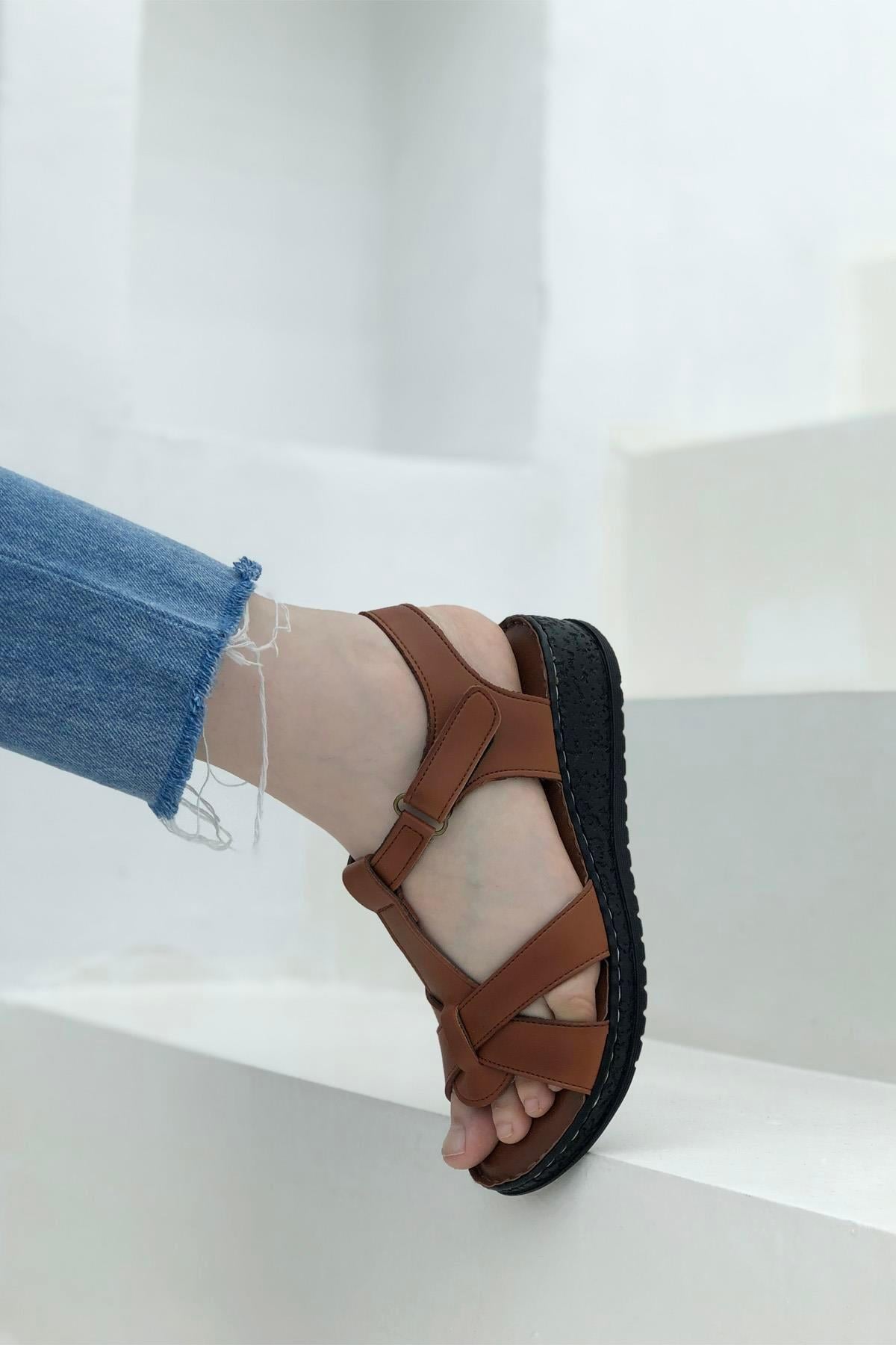 Çapraz Bantlı Suni Deri Kadın Sandalet Taba  23-E015 