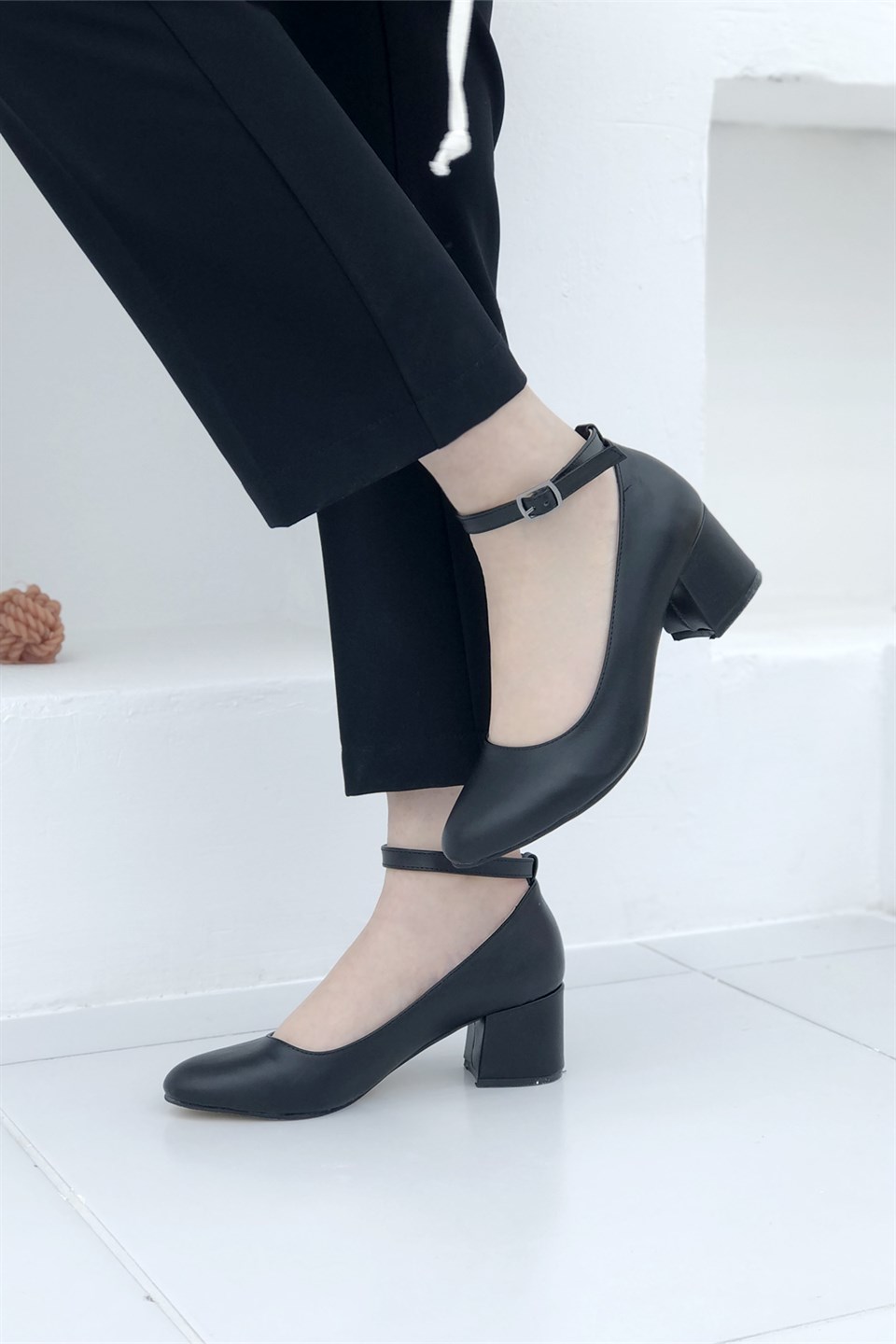 Bilek Bantlı Alçak Topuklu Yuvarlak Burun Kadın Ayakkabı Siyah V-7150-1 |  My Bella Shoes