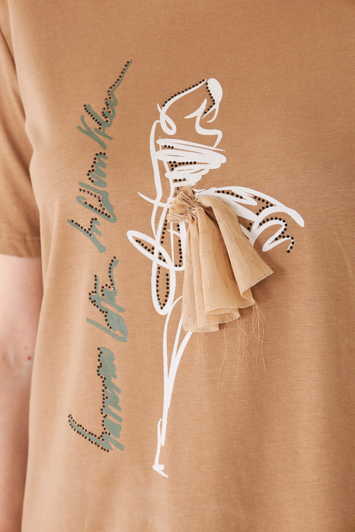 Eteği Garnili Kız Baskılı Taşlı Tshirt kapiçino