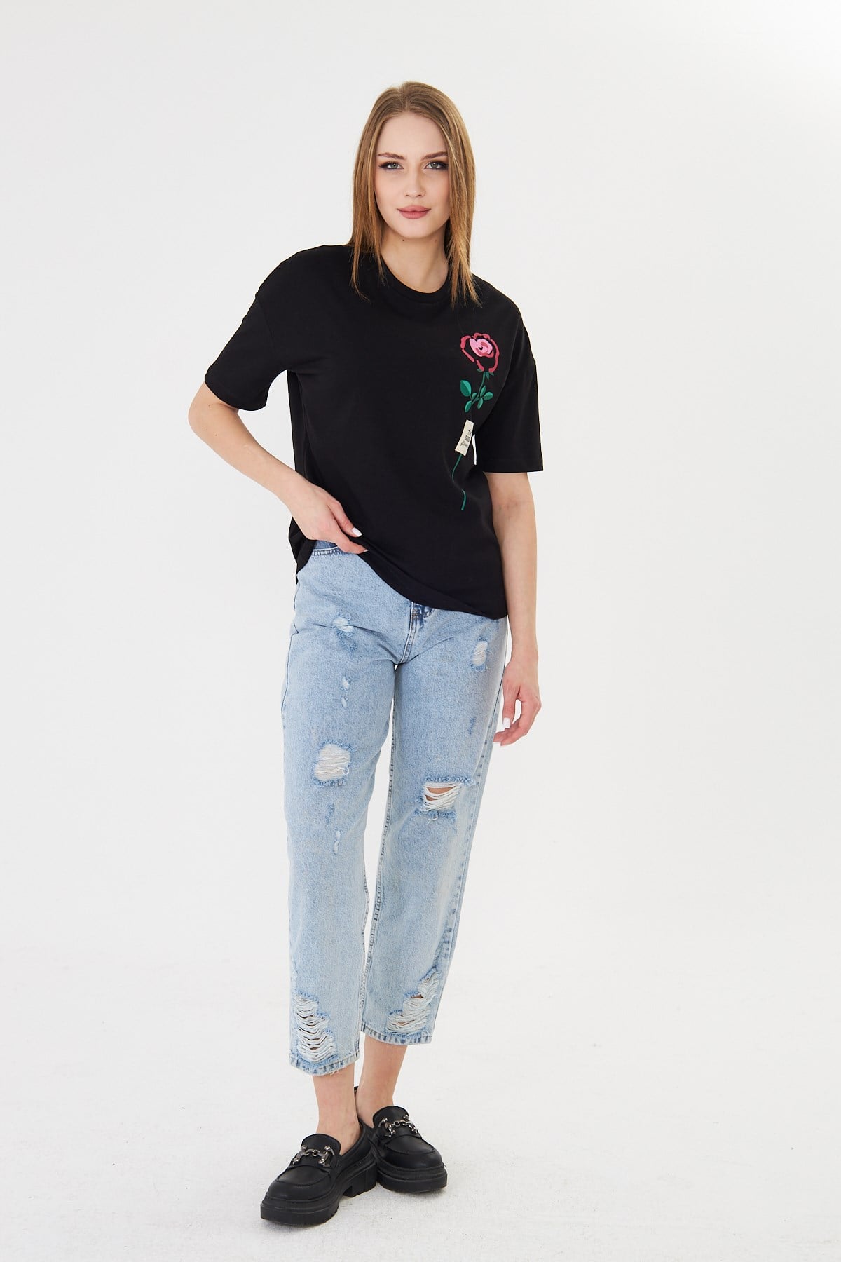 Gül Baskılı Rahat Kalıp Basic T-Shirt - Siyah