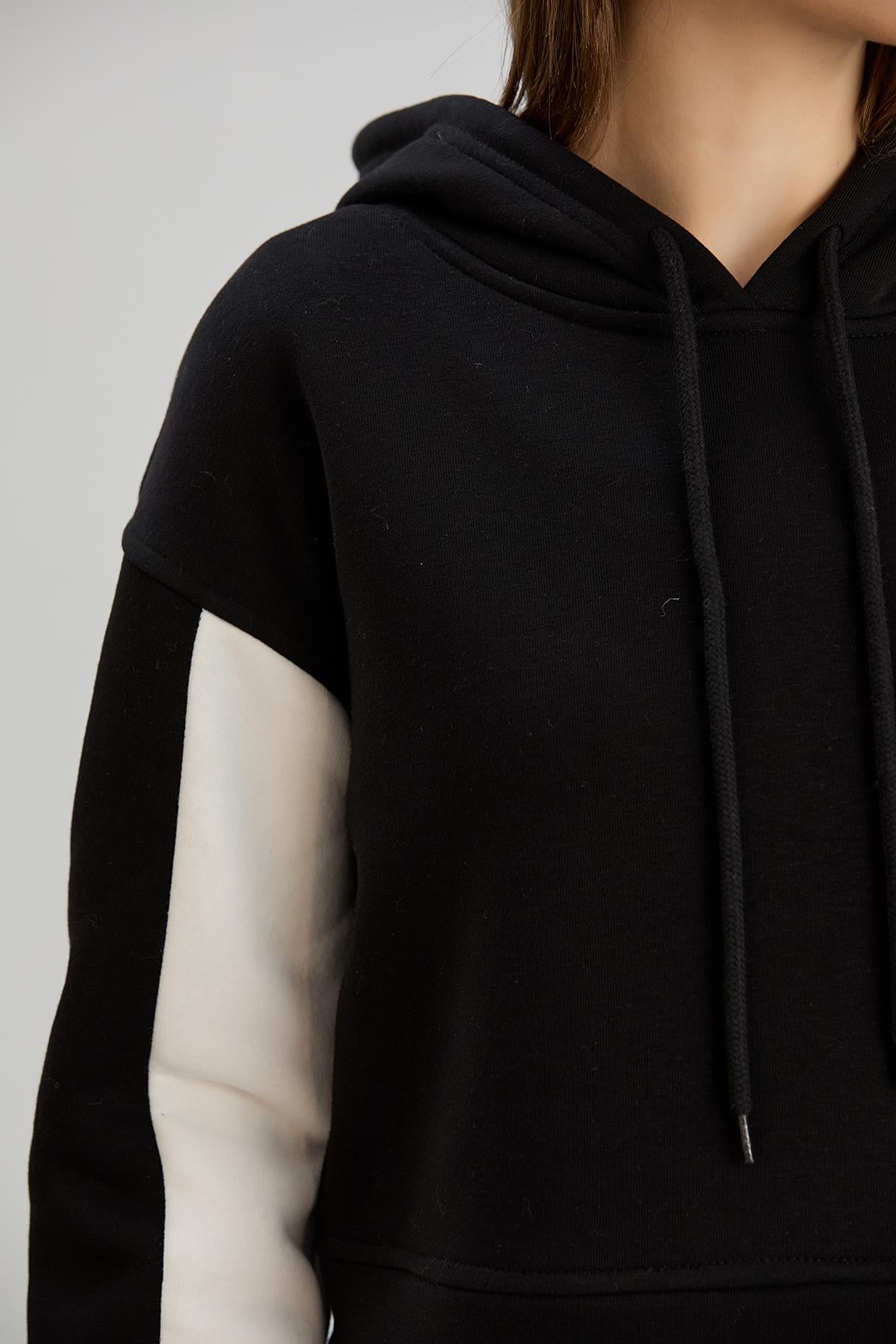KAPŞONLU CROP SWEAT Siyah