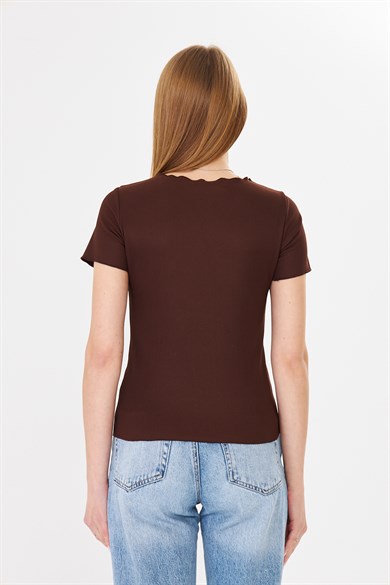 Korset Görünümlü Dikiş Detaylı Fitilli Basic Tshirt Kahverengi