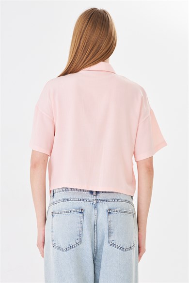 Polo Yaka Yazı Baskılı Cep Detaylı Crop Bluz Pudra