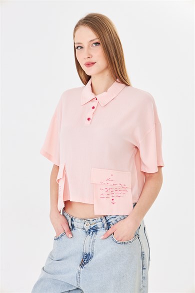 Polo Yaka Yazı Baskılı Cep Detaylı Crop Bluz Pudra