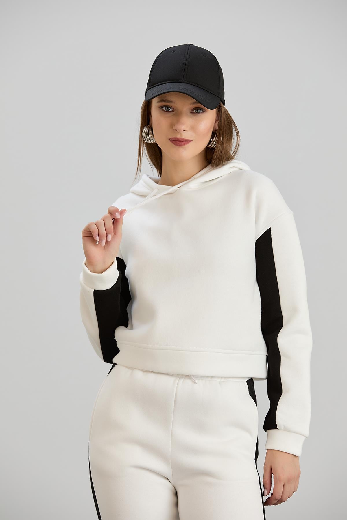 Sortie CollectionKAPŞONLU CROP SWEAT Beyaz