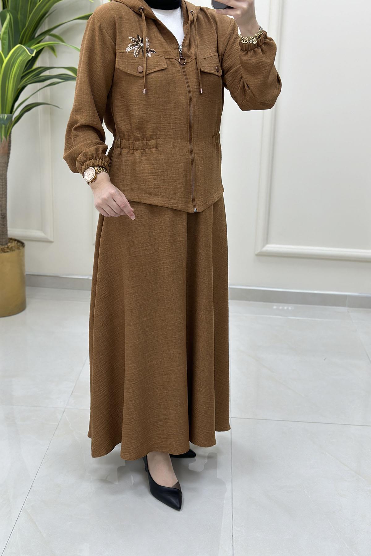 Tesettür Etekli TakımNakış Detaylı Beli Büzgülü Ceket ve Kloş Etek Kadın İkili Takım Taba ESS 2106