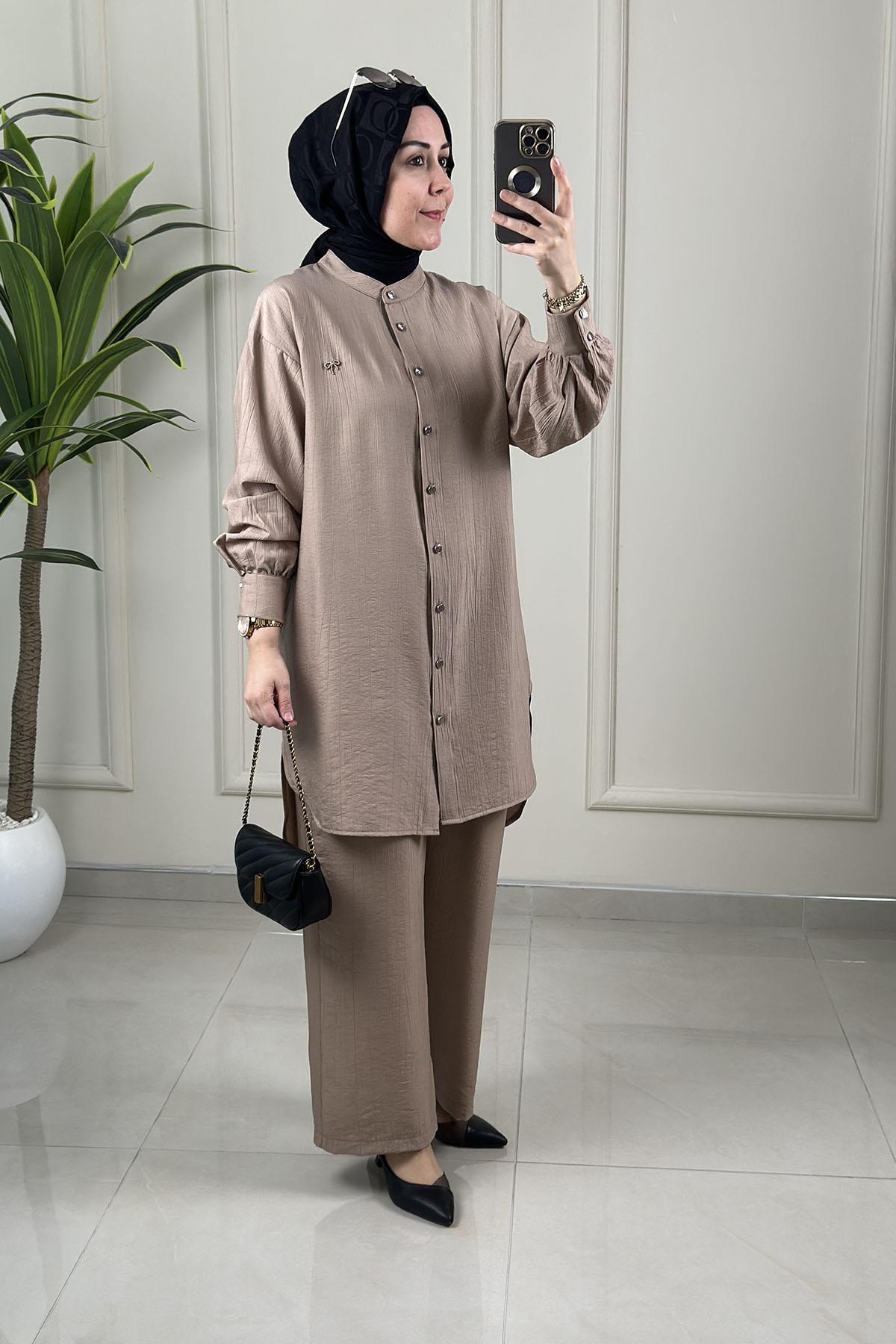 Tesettür Pantolonlu TakımDüşük Omuz Broşlu Tunik ve Pantolon Kadın İkili Takım Vizon KADO 262446