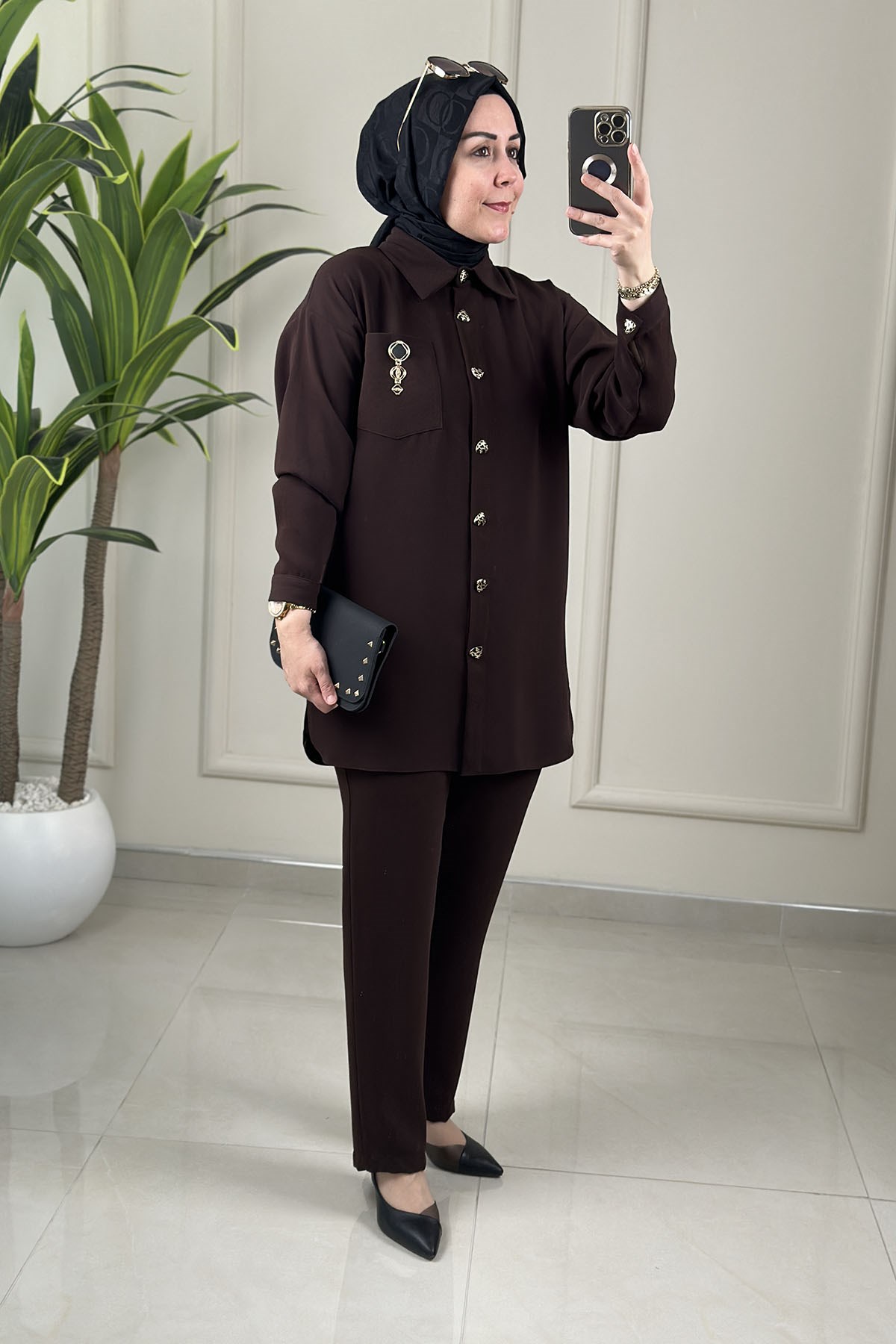 Tesettür Pantolonlu TakımDüşük Omuz Önü Düğmeli Broş Detaylı Tunik Ve Pantolon Kadın İkili Takım Kahverengi MLH 2693