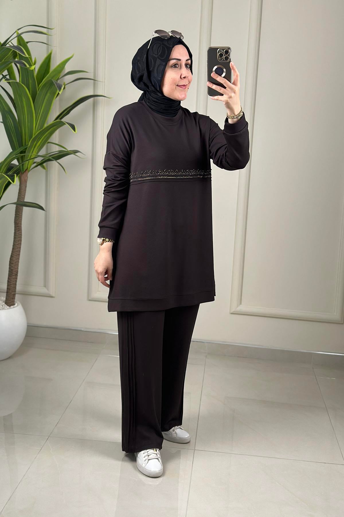 Tesettür Pantolonlu TakımDüşük Omuz Taş ve İnci Detaylı Tunik ve Pantolon Kadın İkili Takım Acı Kahve KADO 263321