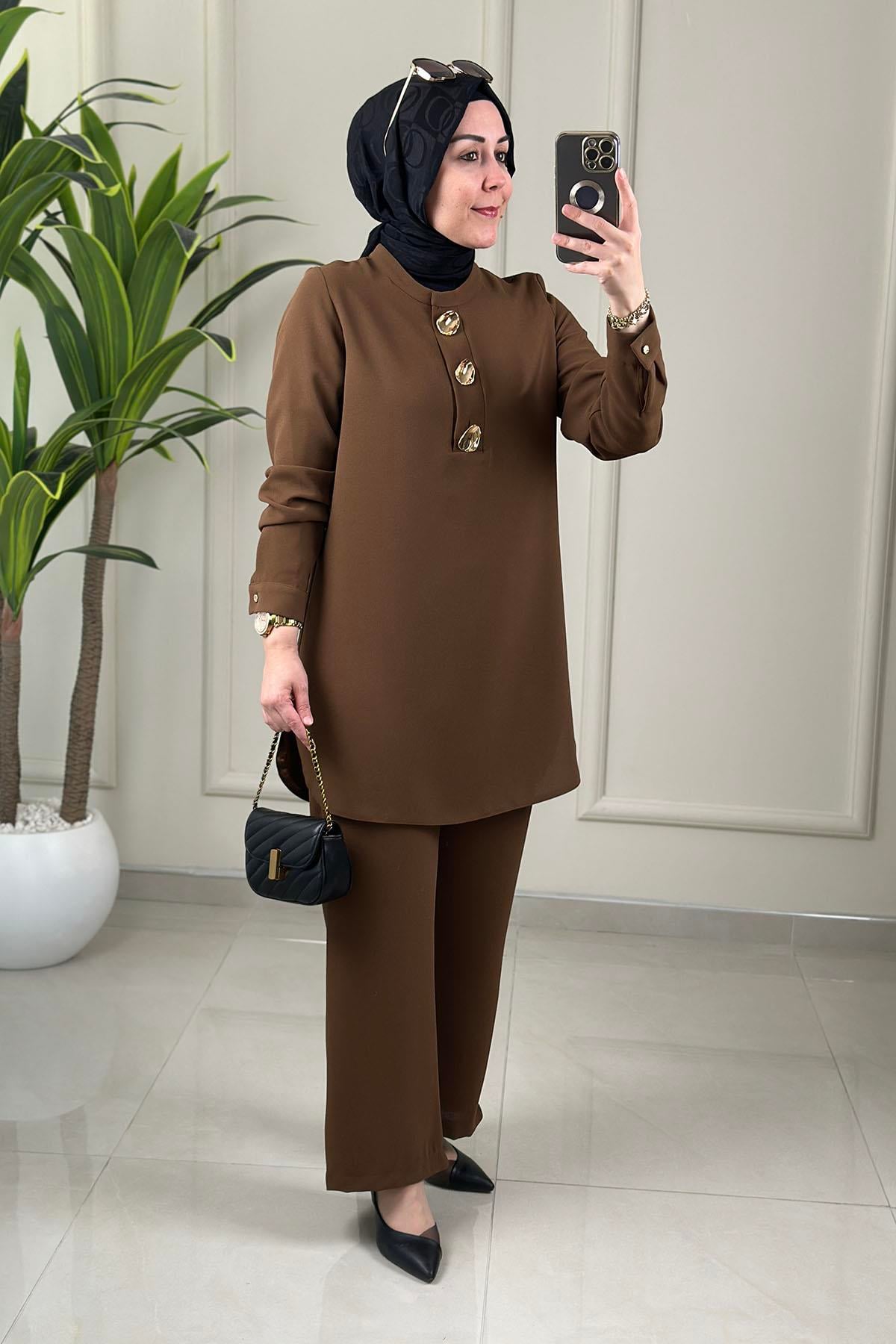 Tesettür Pantolonlu TakımGold Düğme Detaylı Tunik ve Pantolon Kadın İkili Takım Koyu Taba MLH 2625