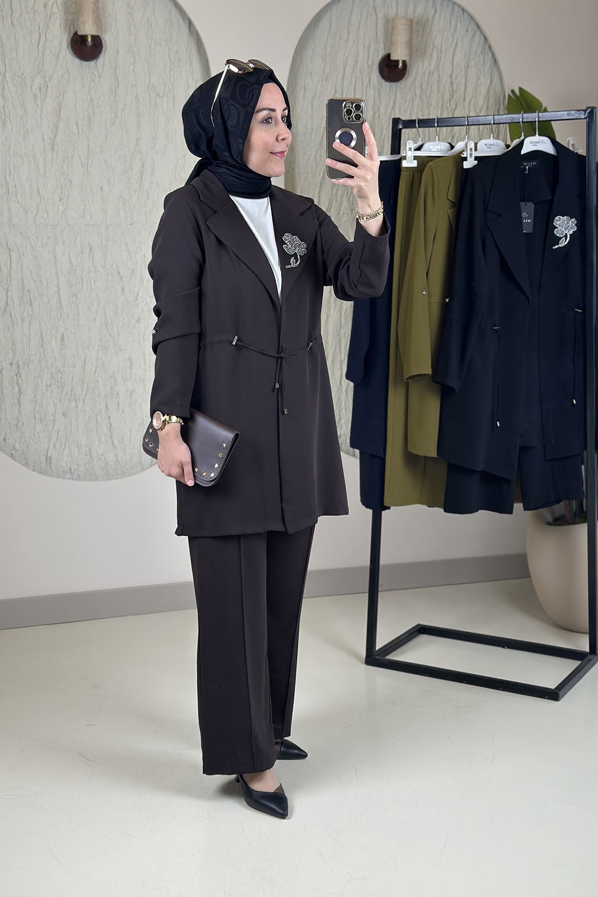Tesettür Pantolonlu TakımKrep Kruvaze Yaka Aksesuarlı Ceket ve Pantolon Kadın İkili Takım Kahverengi MLH 2804