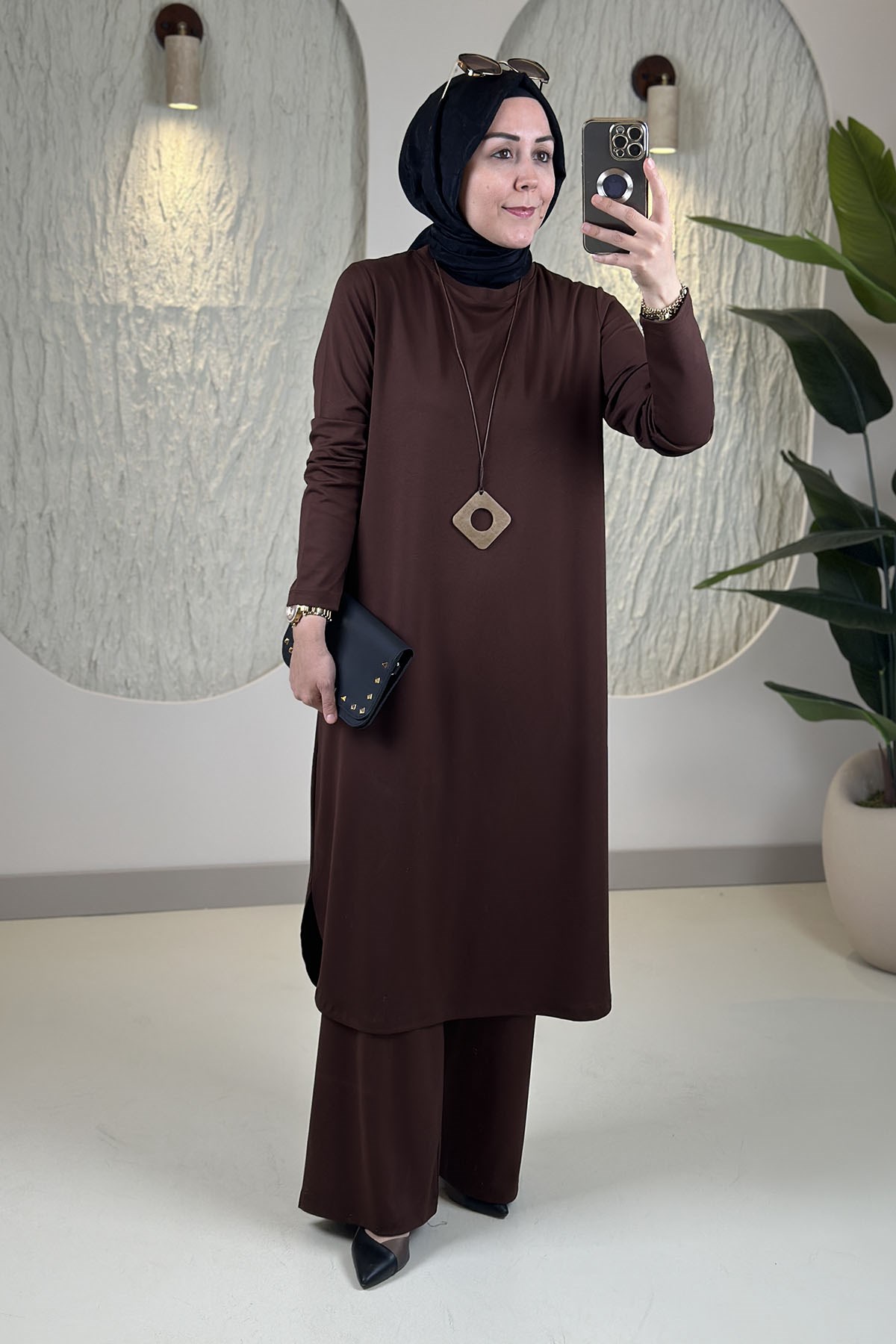 Tesettür Pantolonlu TakımModal Penye Kolyeli Tunik ve Pantolon Kadın İkili Takım Kahverengi KADO 268630