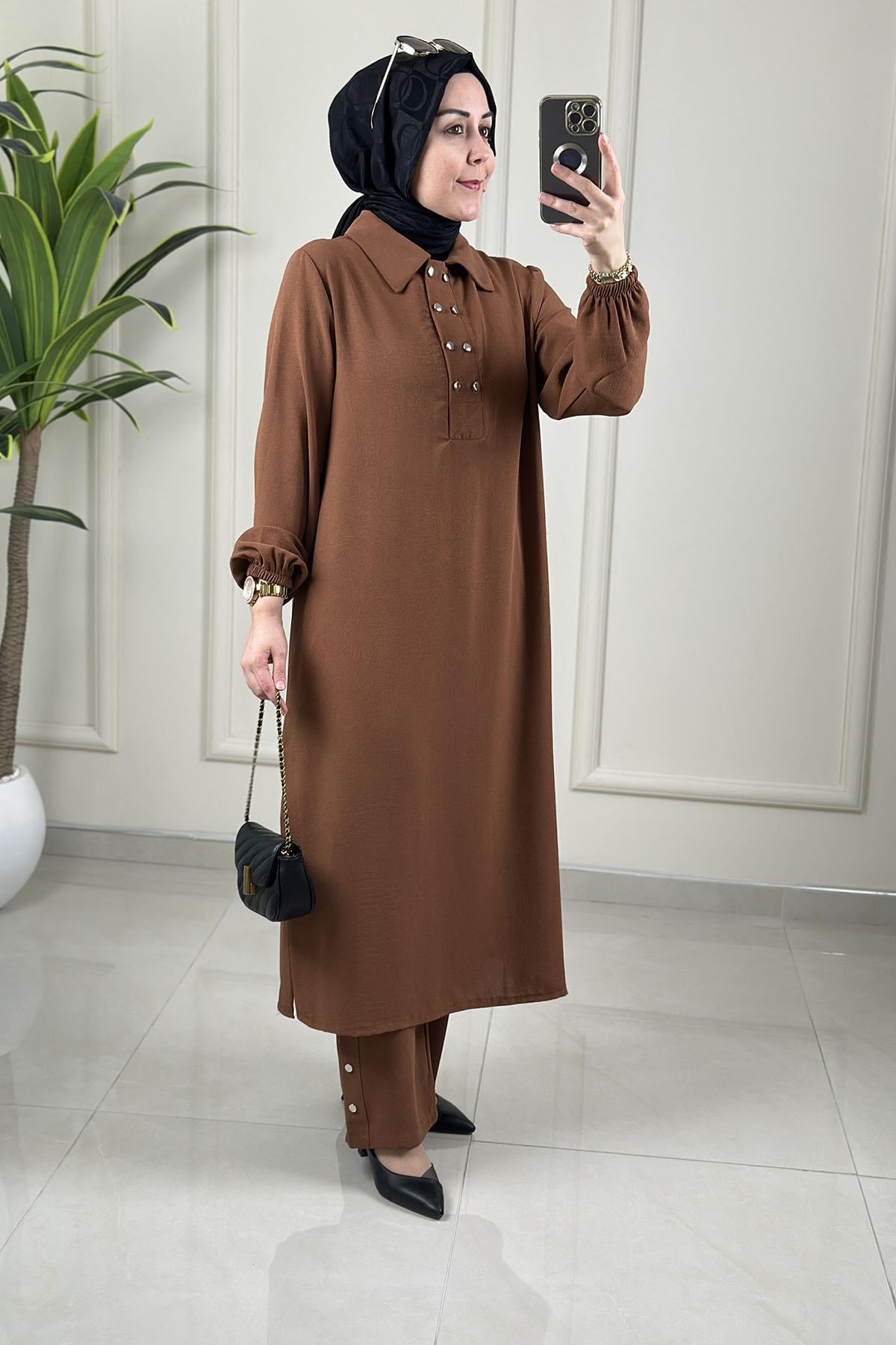 Tesettür Pantolonlu TakımÖnü Yarım Çıtçıtlı Kol Büzgülü Tunik ve Pantolon Kadın İkili Takım Taba KADO 251422