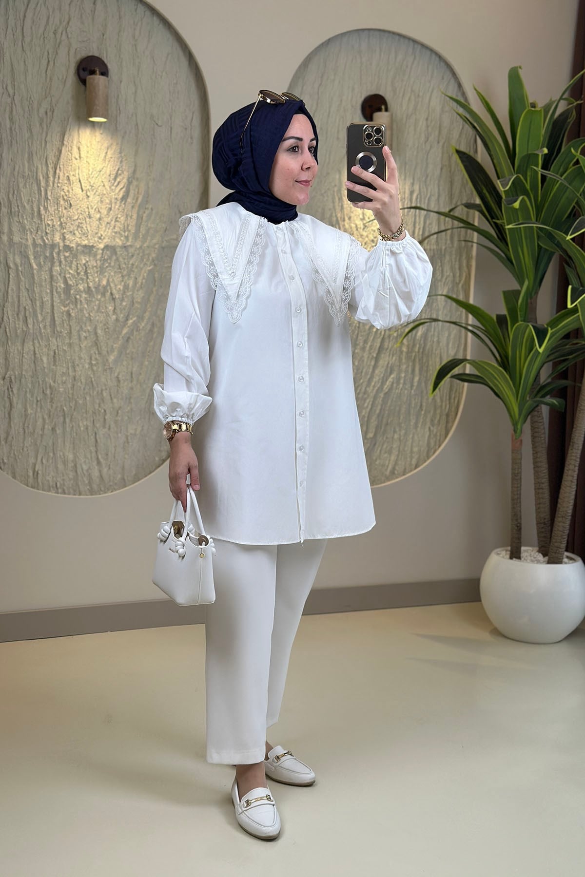 Tesettür Tunik GömlekÖnü Düğmeli Geniş Yaka Dantel Detaylı Poplin Kadın Gömlek Tunik Beyaz EYL 2143