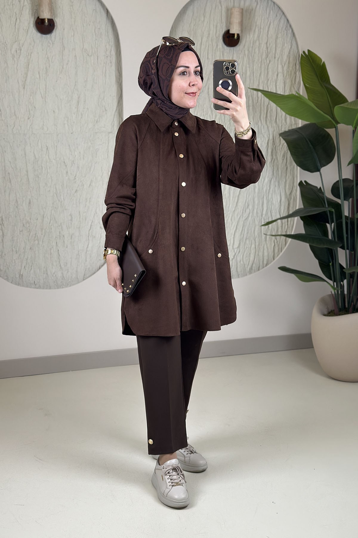 Tesettür Tunik ModelleriAvenna(Armine) İnce Fitilli Kadife Reglan Kol Önü Çıtçıtlı Kadın Tunik Kahverengi AVN 417